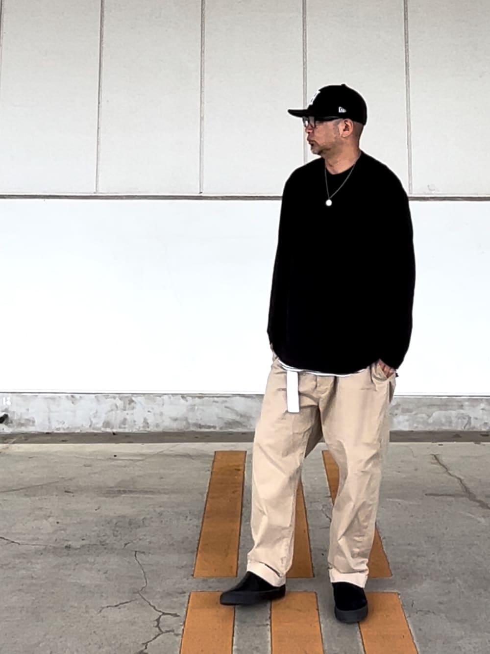 「キャップ、ロンT、チノパン、スリッポン、ストリート、HUF、Y-3、10匣」｜「HUFのアイテム（キャップ、ブラック系）」を使った、＝＝トム＝＝さん（メンズ・174cm）の春コーディネートの1枚目の写真