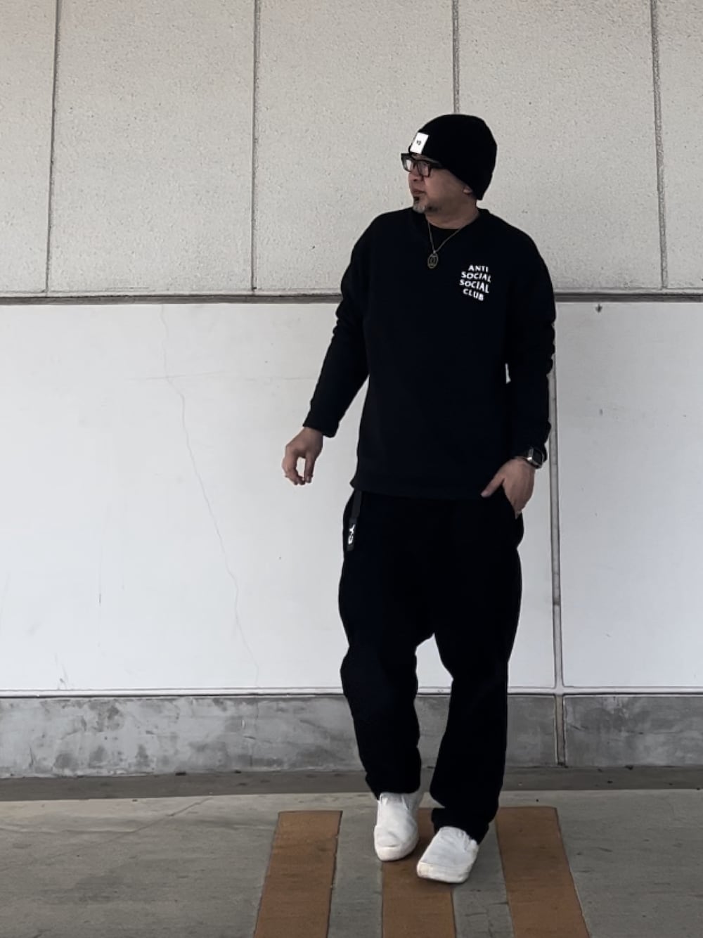 「春服デビュー宣言、モノトーン、ストリート、ニット帽、スエット」｜「Y-3の【Y-3 / ワイスリー】BEANIE（ニットキャップ/ビーニー、ブラック系）」を使った、＝＝トム＝＝さん（メンズ・174cm）の春コーディネートの1枚目の写真