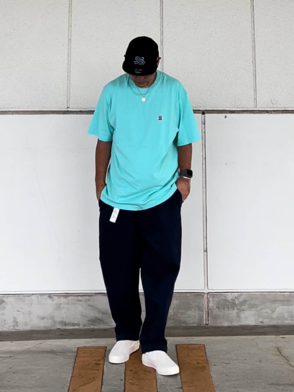 「夏コーデ、キャップ、Tシャツ、ネオンカラー、チノパン、スリッポン、ストリート、スケータースタイル、blackeyepatch」｜「NEW ERAのニューエラ LP5950 MLB（キャップ、ブルー系）」を使った、＝＝トム＝＝さん（メンズ・174cm）の夏コーディネートの1枚目の写真