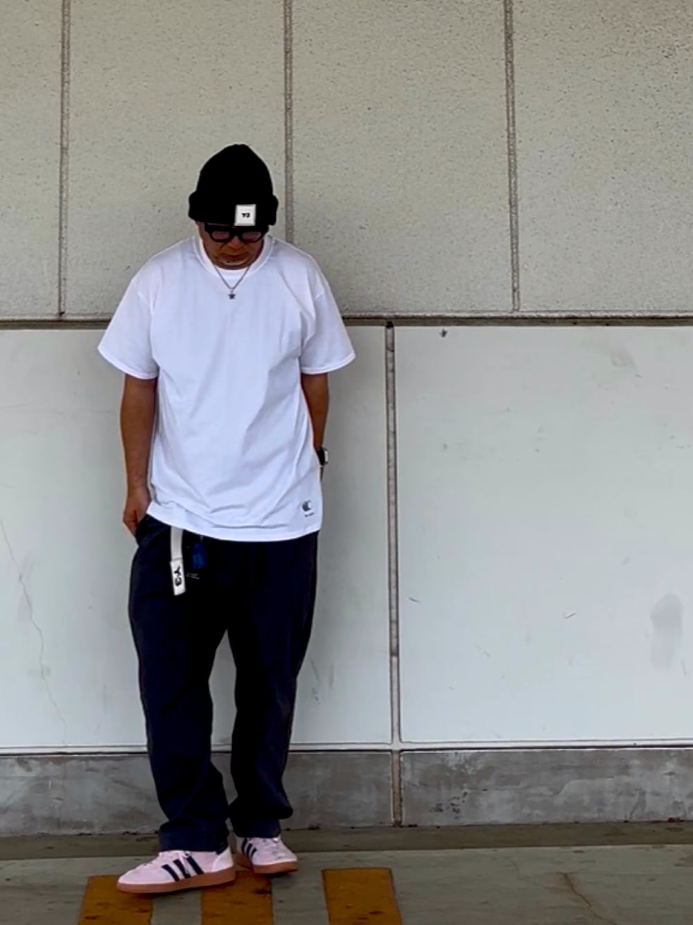 「お出かけコーデ、春ファッション、白Tシャツ、パックTシャツ、ピンク、メガネ男子」｜「Y-3の【Y-3 / ワイスリー】BEANIE（ニットキャップ/ビーニー、ブラック系）」を使った、＝＝トム＝＝さん（メンズ・174cm）の春コーディネートの1枚目の写真