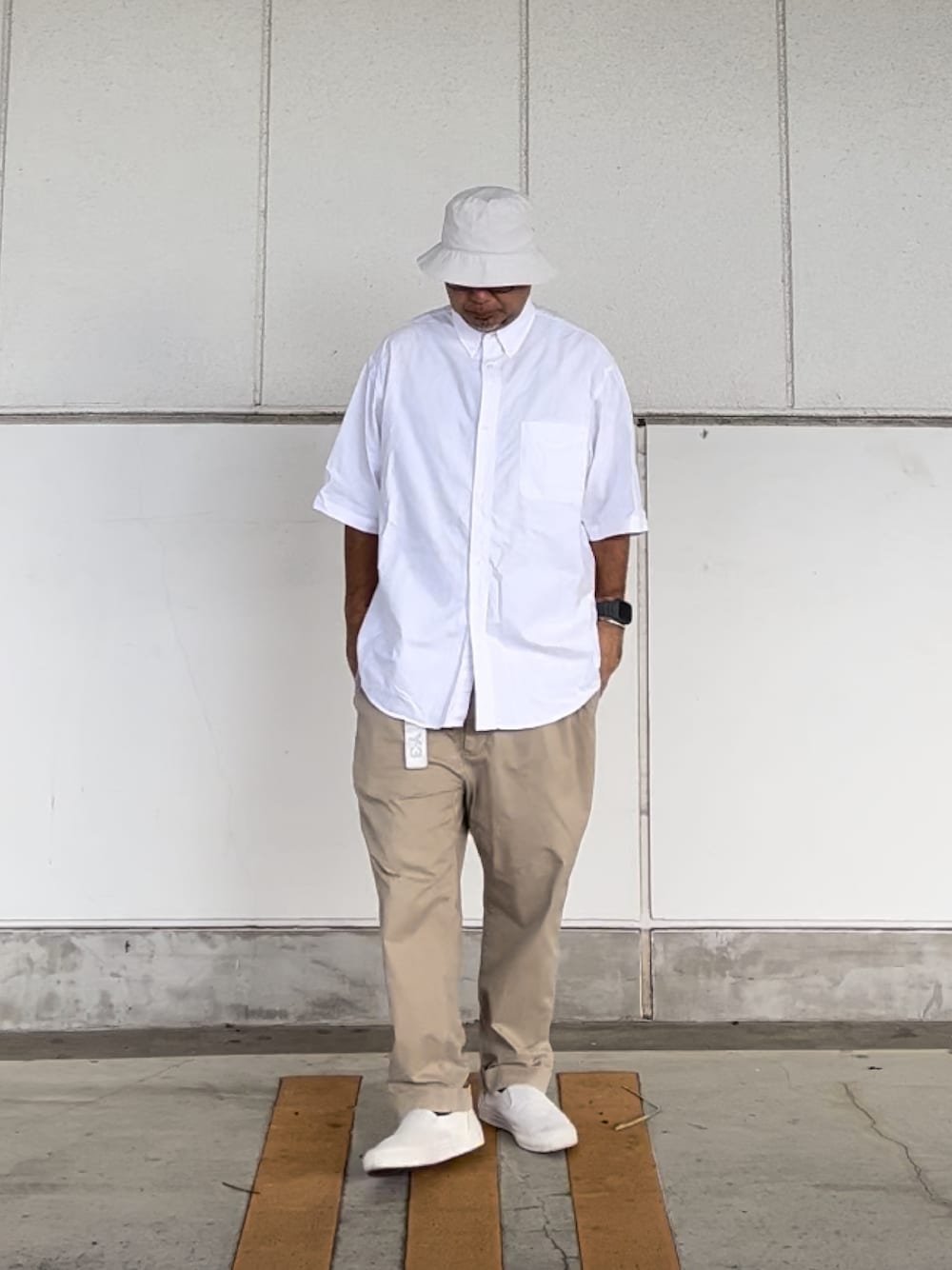 「シンプルスタイル、ホワイトコーデ、シャツスタイル、チノパン、Y-3、FREAK’Ｓ STORE、clumsy.pictures、converse」｜「Y-3のアイテム（ハット、ホワイト系）」を使った、＝＝トム＝＝さん（メンズ・174cm）の秋コーディネートの1枚目の写真