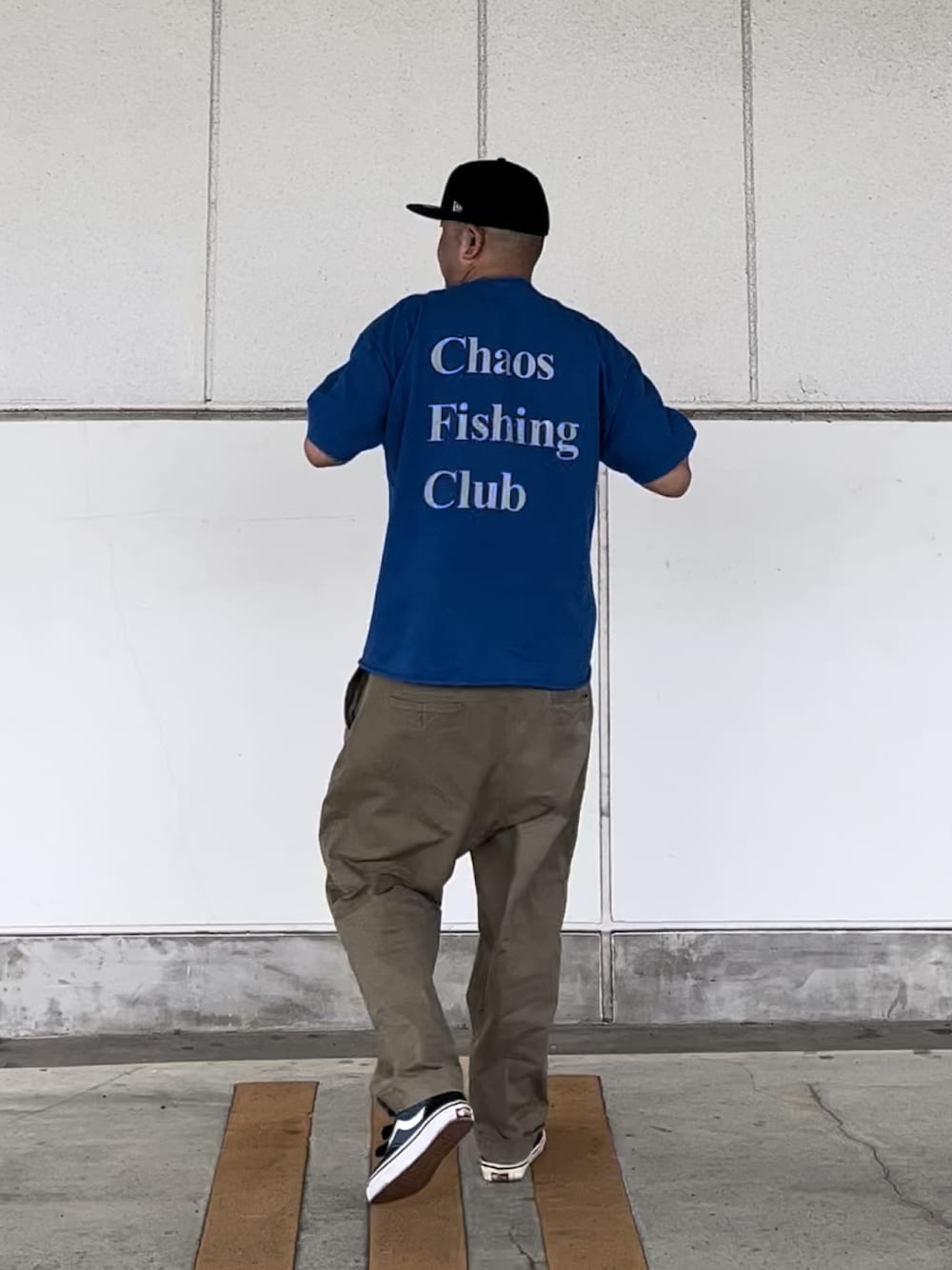 「キャップ、Tシャツ、チノパン、バックプリント、バックスタイル、chaosfishingclub、ストリート、スケータースタイル」｜「STUSSYのEmblem New Era Cap（キャップ、ブラック系）」を使った、＝＝トム＝＝さん（メンズ・174cm）の夏コーディネートの1枚目の写真