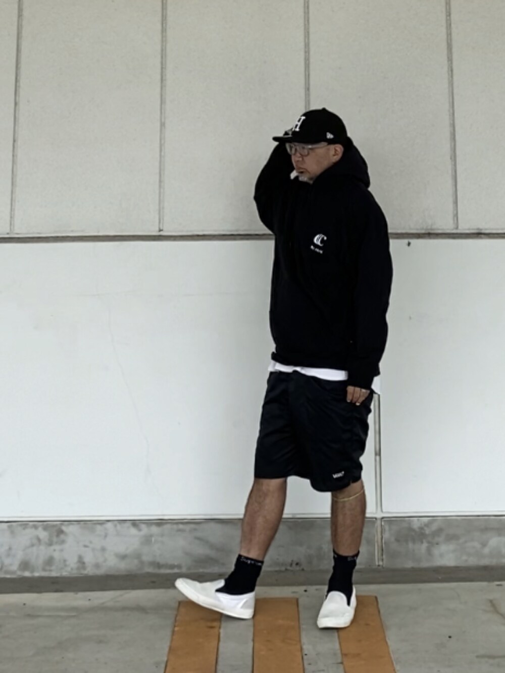 「だから秋服が好き、モノトーン、パーカー、短パン、ソックス、スリッポン、HUF、clumsy.pictures、10匣、ストリート、スケータースタイル」｜「HUFのアイテム（キャップ、ブラック系）」を使った、＝＝トム＝＝さん（メンズ・174cm）の秋コーディネートの1枚目の写真