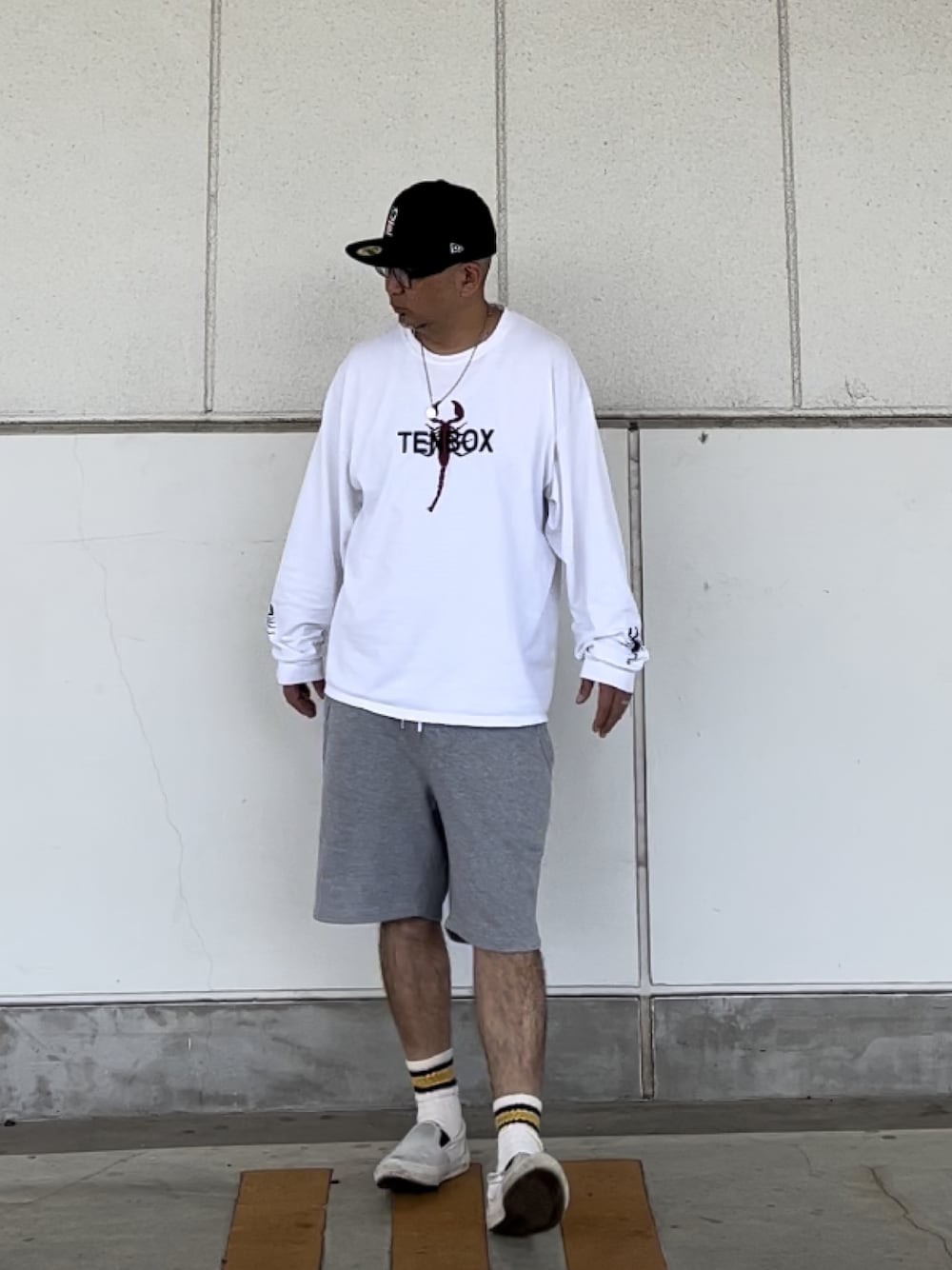 「TENBOX、10匣、キャップ、ロンT、ハーフパンツ、短パン、タンパンスタイル、ストリート、スケータースタイル」｜「TENBOXのアイテム（キャップ、ブラック系）」を使った、＝＝トム＝＝さん（メンズ・174cm）の春コーディネートの1枚目の写真