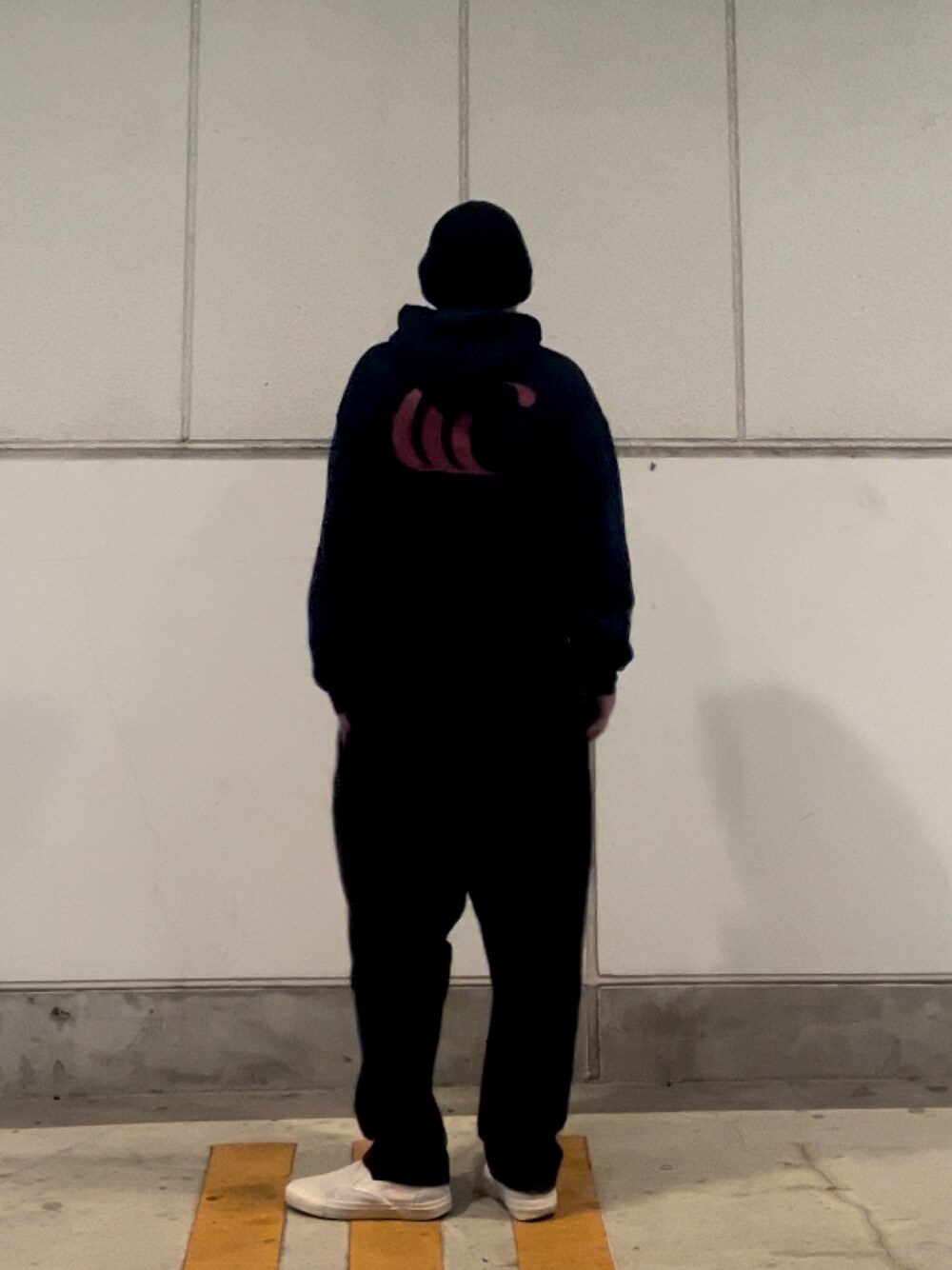 「ファッションを楽しもう、バックプリント、バックスタイル、ニット帽、パーカー、チノパン、スリッポン」｜「Y-3の【Y-3 / ワイスリー】BEANIE（ニットキャップ/ビーニー、ブラック系）」を使った、＝＝トム＝＝さん（メンズ・174cm）の秋コーディネートの1枚目の写真