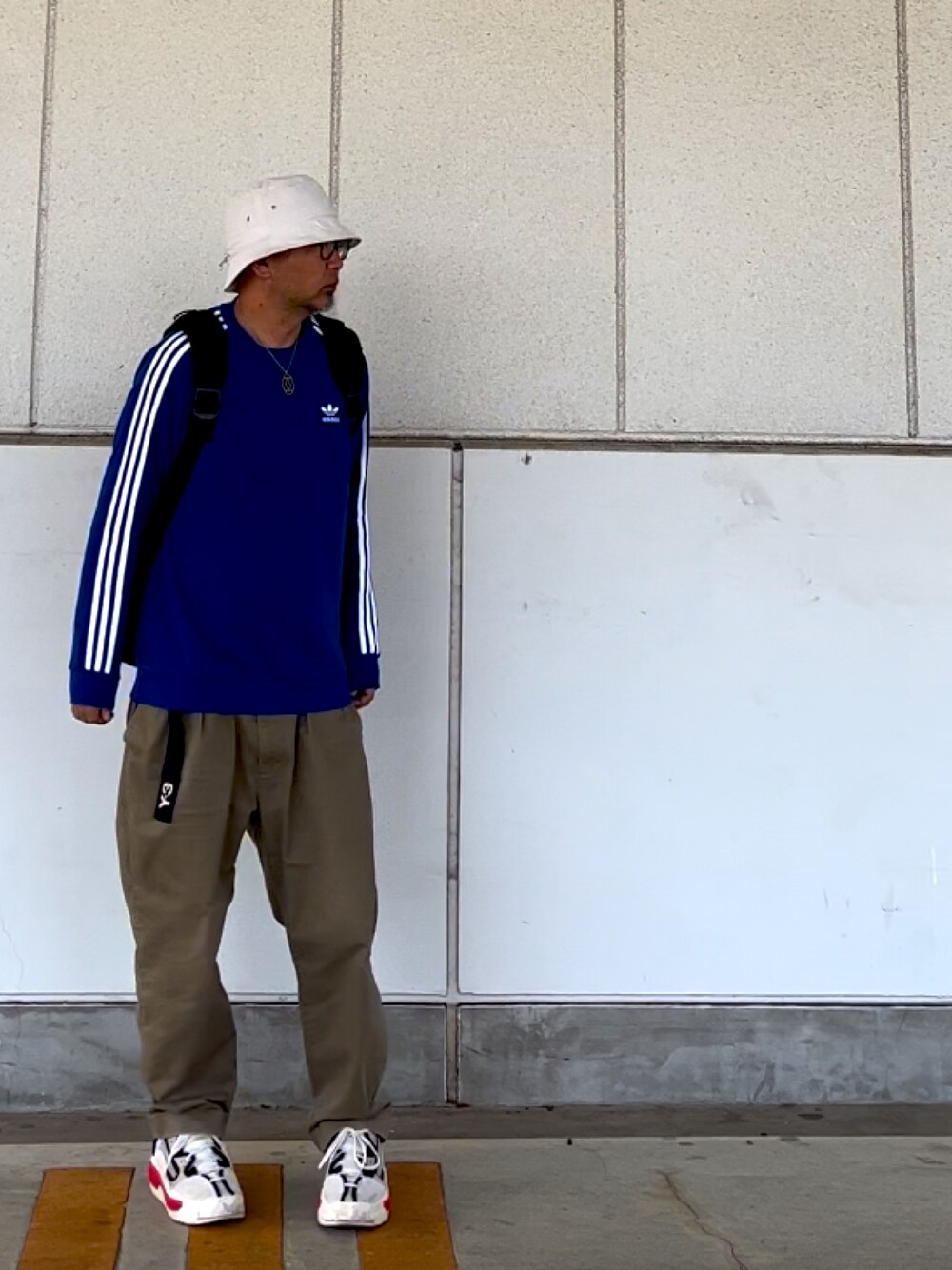 「休日コーデ、スエット、チノパン、adidas、Y-3」｜「Y-3のアイテム（ハット、ホワイト系）」を使った、＝＝トム＝＝さん（メンズ・174cm）の春コーディネートの1枚目の写真