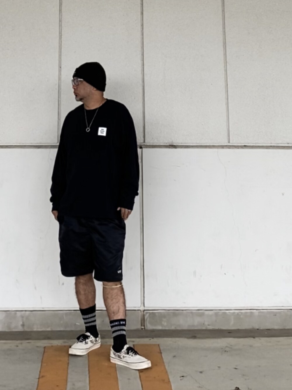 「秋のコーデ、ニット帽、ロンT、ロゴT、短パン、ソックス、スニーカー、HUF、overthedaytokyo」｜「HUFのESSENTIALS BOX LOGO BEANIE　HUF ハフ ビーニー、ニットキャップ（ニットキャップ/ビーニー、ブラック系）」を使った、＝＝トム＝＝さん（メンズ・174cm）の秋コーディネートの1枚目の写真
