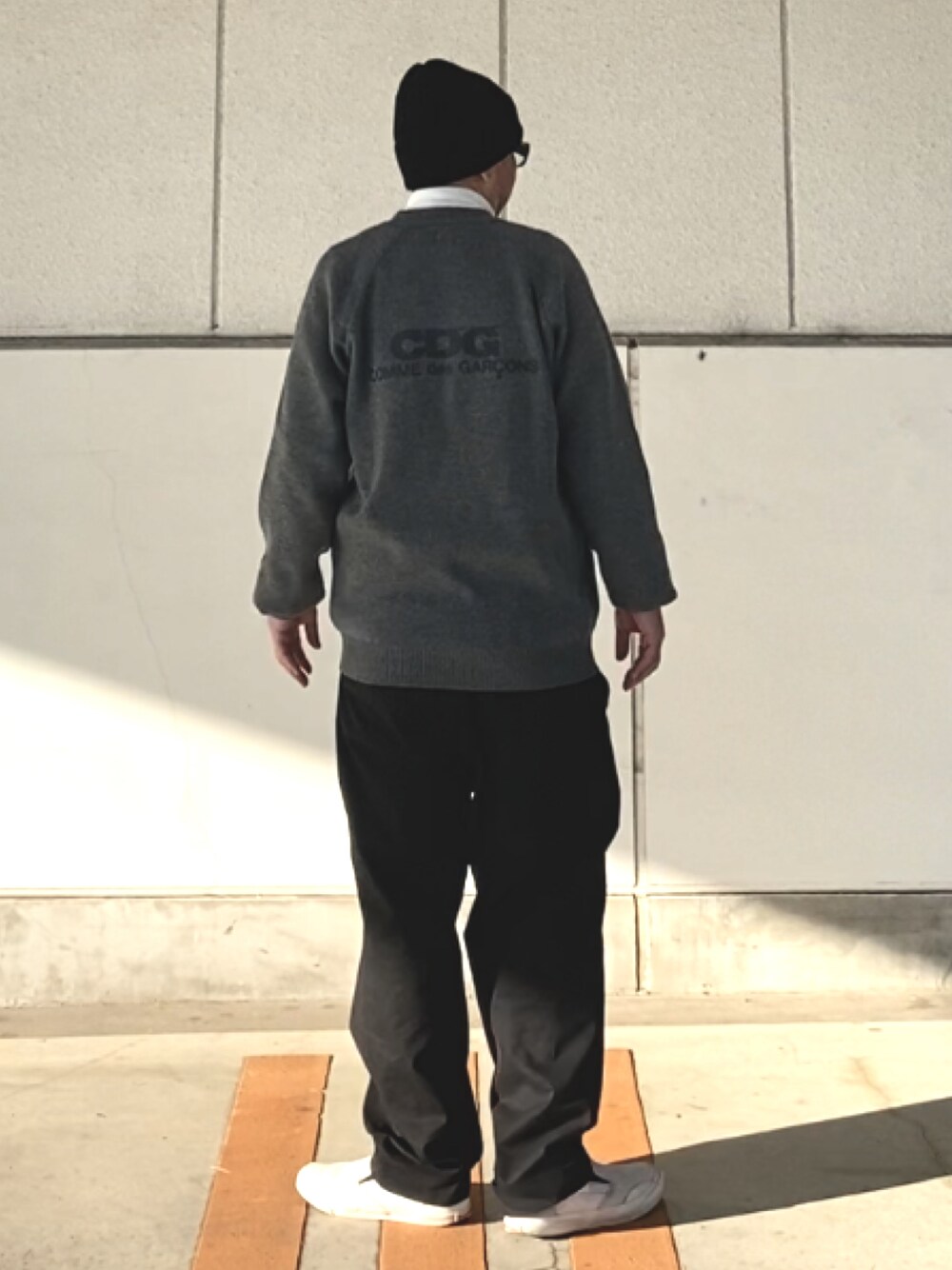 「カーディガン、ニット帽、COMME des GARCONS、タートルネック、Y-3、10匣、clumsy.pictures、未来のWEARISTAプロジェクト」｜「Y-3の【Y-3 / ワイスリー】BEANIE（ニットキャップ/ビーニー、ブラック系）」を使った、＝＝トム＝＝さん（メンズ・174cm）の冬コーディネートの1枚目の写真