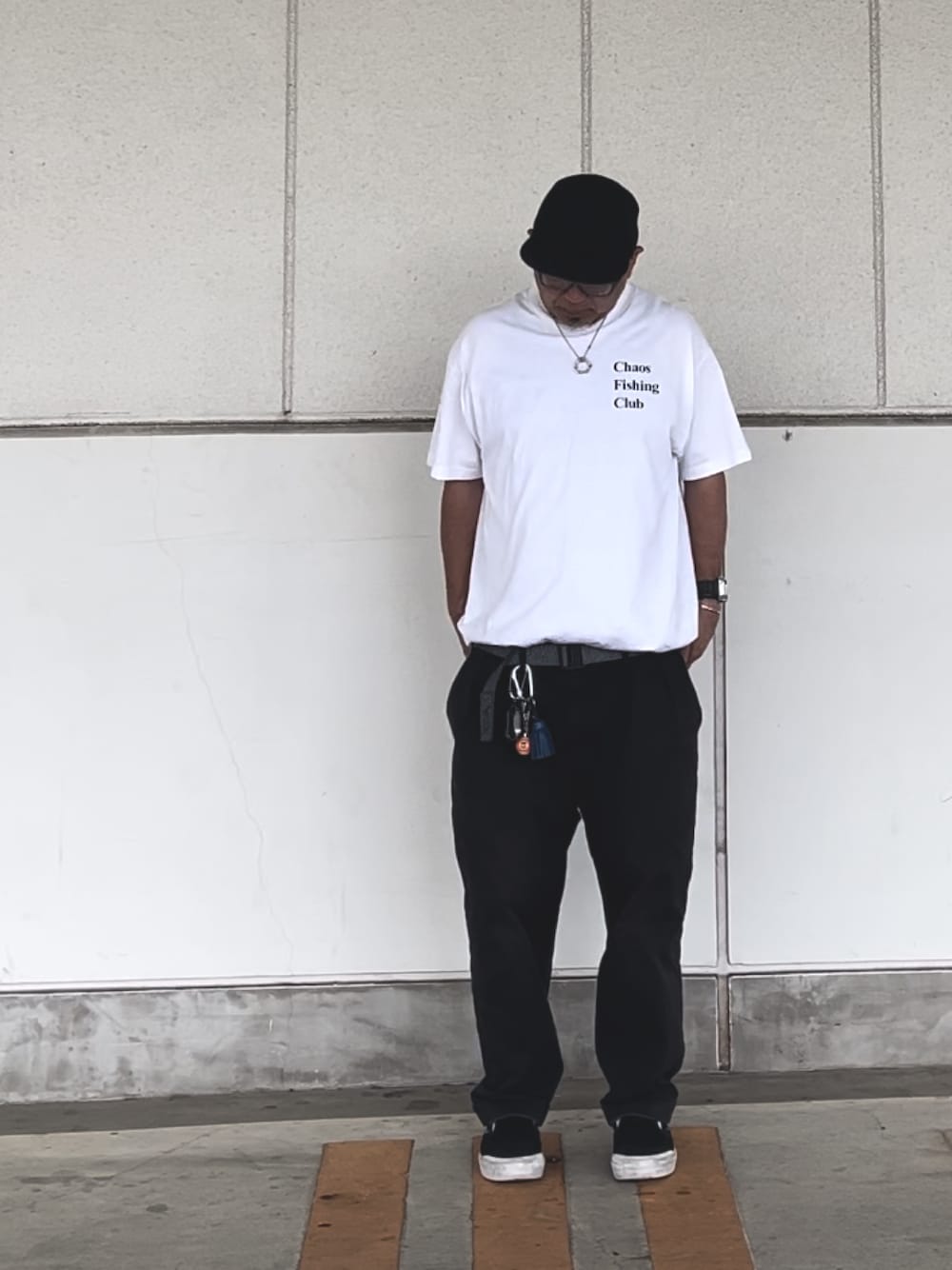 「休日コーデ、モノトーン、タックイン、キャップ、ロゴT、スリッポン、chaosfishingclub」｜「NEW ERAのアイテム（キャップ、ブラック系）」を使った、＝＝トム＝＝さん（メンズ・174cm）の春コーディネートの1枚目の写真