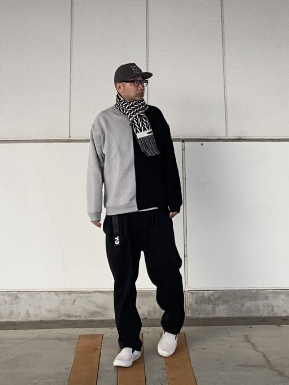 「キャップ、フリースキャップ、マフラー、クルーネック、チノパン、スリッポン、chaosfishingclub、chari&co、valentino、10匣」｜「chaos fishing clubのアイテム（キャップ、グレー系）」を使った、＝＝トム＝＝さん（メンズ・174cm）の冬コーディネートの1枚目の写真