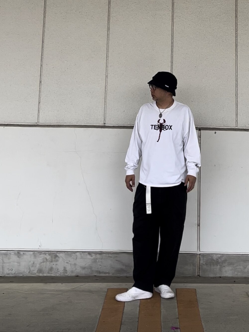 「ハット、ロンT、モノトーン、ストリート、スケータースタイル、wtaps、TENBOX、10匣」｜「WTAPSのアイテム（ハット、ブラック系）」を使った、＝＝トム＝＝さん（メンズ・174cm）の春コーディネートの1枚目の写真