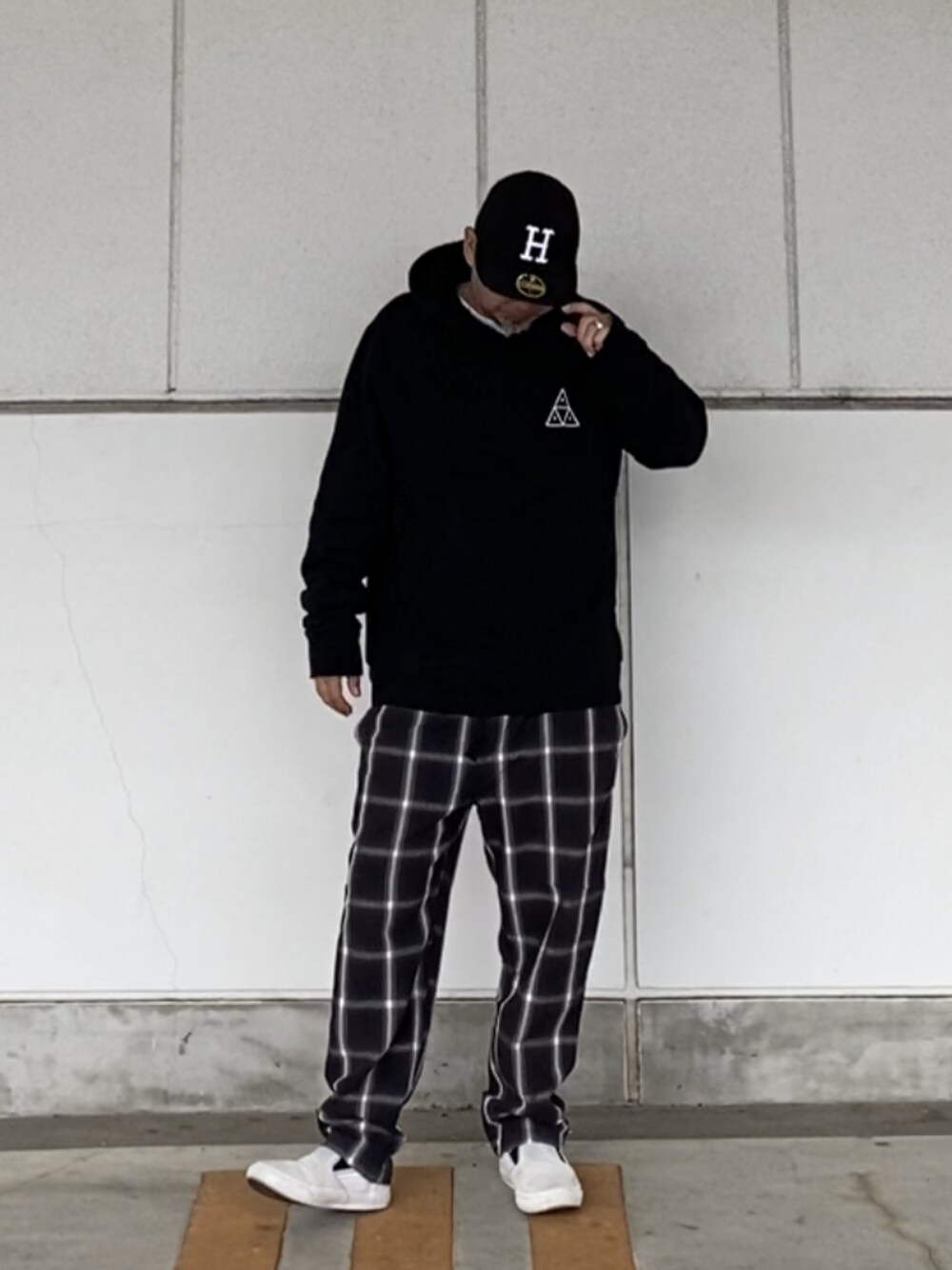 「休日スタイル、キャップ、モノトーン、パーカー、シェフパンツ、チェックパンツ、スリッポン、HUF、10匣」｜「HUFのアイテム（キャップ、ブラック系）」を使った、＝＝トム＝＝さん（メンズ・174cm）の冬コーディネートの1枚目の写真