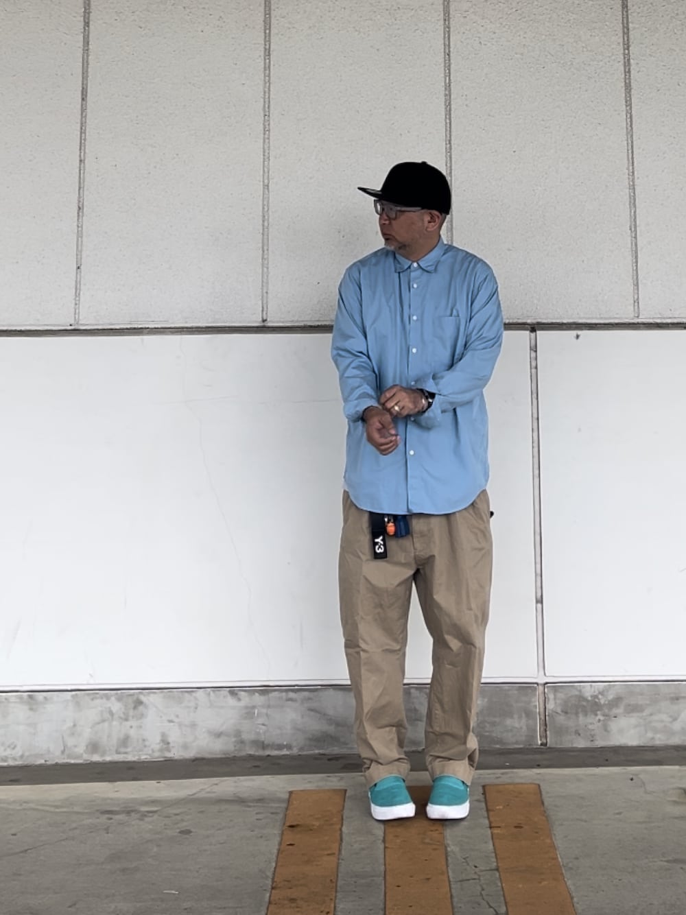「大人カジュアル、シンプルスタイル、キャップ、メガネ男子、シャツスタイル、チノパン、スリッポン、emerica」｜「NEW ERAのアイテム（キャップ、ブラック系）」を使った、＝＝トム＝＝さん（メンズ・174cm）の春コーディネートの1枚目の写真