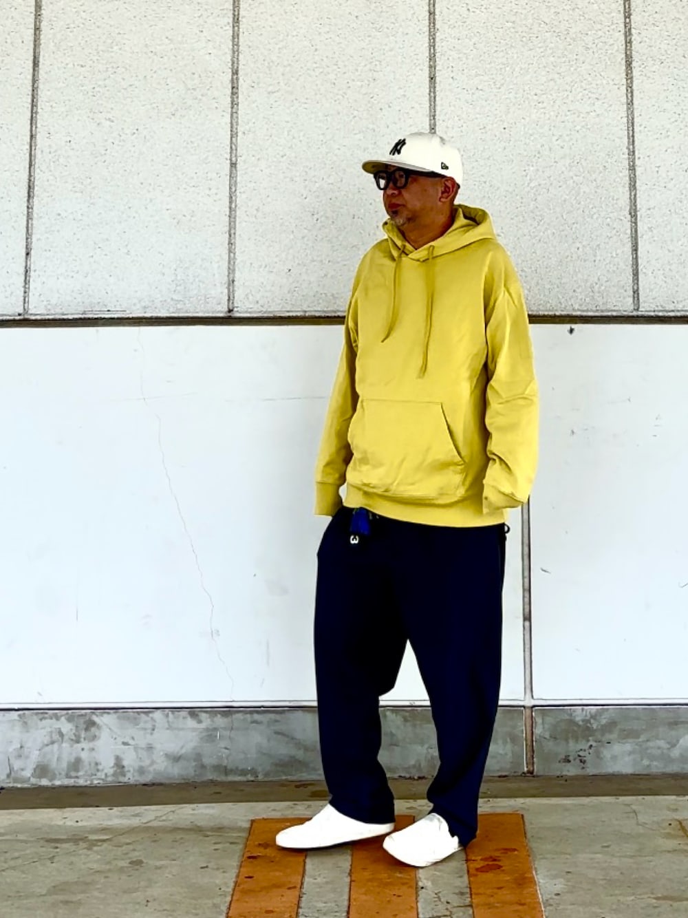 「スポーツミックス、秋コーデ、ストリートコーデ、キャップ、メガネ男子、ウールパンツ、スリッポン」｜「NEW ERAのNEW ERA/ニューエラ キャップ LP 59FIFTY Plaster Statue ニューヨーク・ヤンキース ワインコルク 13515720（キャップ、ホワイト系）」を使った、＝＝トム＝＝さん（メンズ・174cm）の秋コーディネートの1枚目の写真