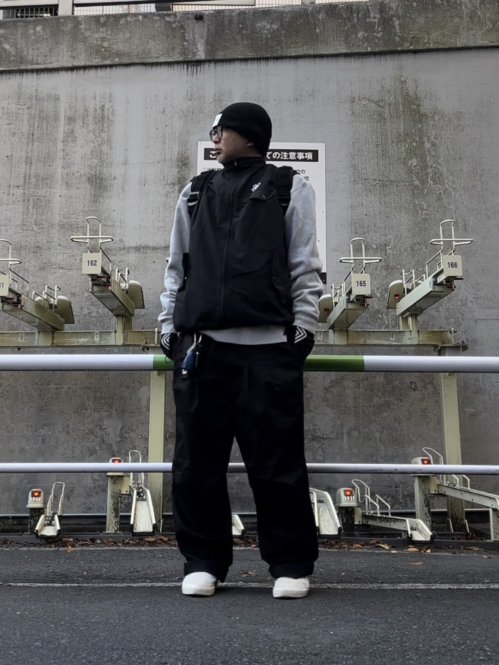 「ファッションを楽しもう、ストリート、ニット帽、ベスト、ワイドパンツ、ワイドチノ、モノトーン」｜「Y-3の【Y-3 / ワイスリー】BEANIE（ニットキャップ/ビーニー、ブラック系）」を使った、＝＝トム＝＝さん（メンズ・174cm）の秋コーディネートの1枚目の写真