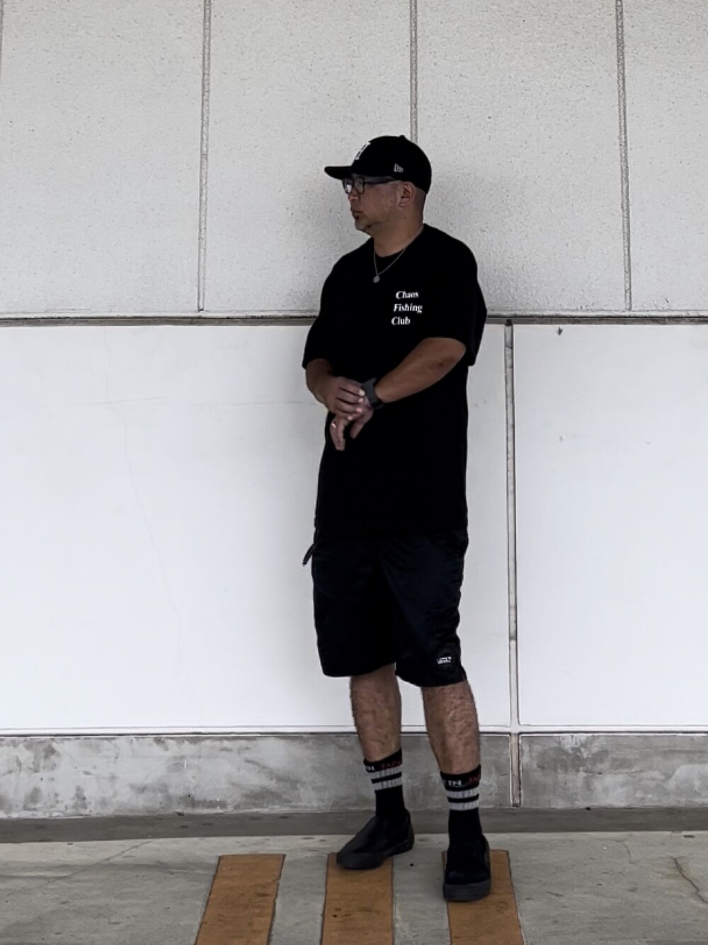 「キャップ、ロゴT、ワントーンコーデ、ブラック、スリッポン、chaosfishingclub、ching &co.、overthedaytokyo」｜「HUFのアイテム（キャップ、ブラック系）」を使った、＝＝トム＝＝さん（メンズ・174cm）の夏コーディネートの1枚目の写真