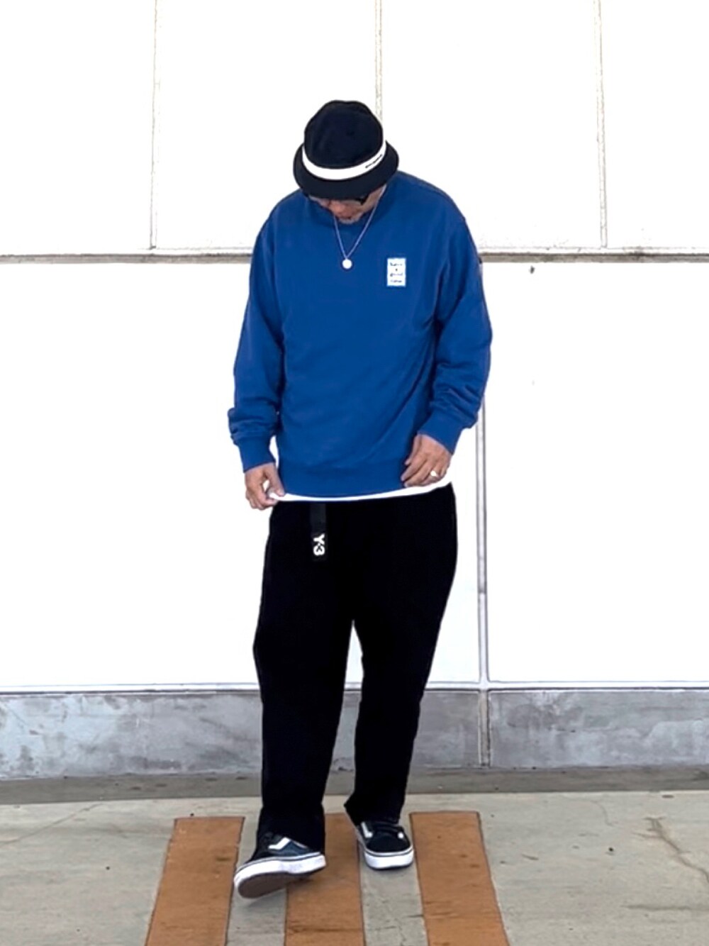 「バケットハット、クルーネック、休日スタイル、ブルー、ストリート、スケータースタイル、have a good time、Y-3、AlexanderLeeChang」｜「Have a good timeのアイテム（ハット、ブルー系）」を使った、＝＝トム＝＝さん（メンズ・174cm）の春コーディネートの1枚目の写真