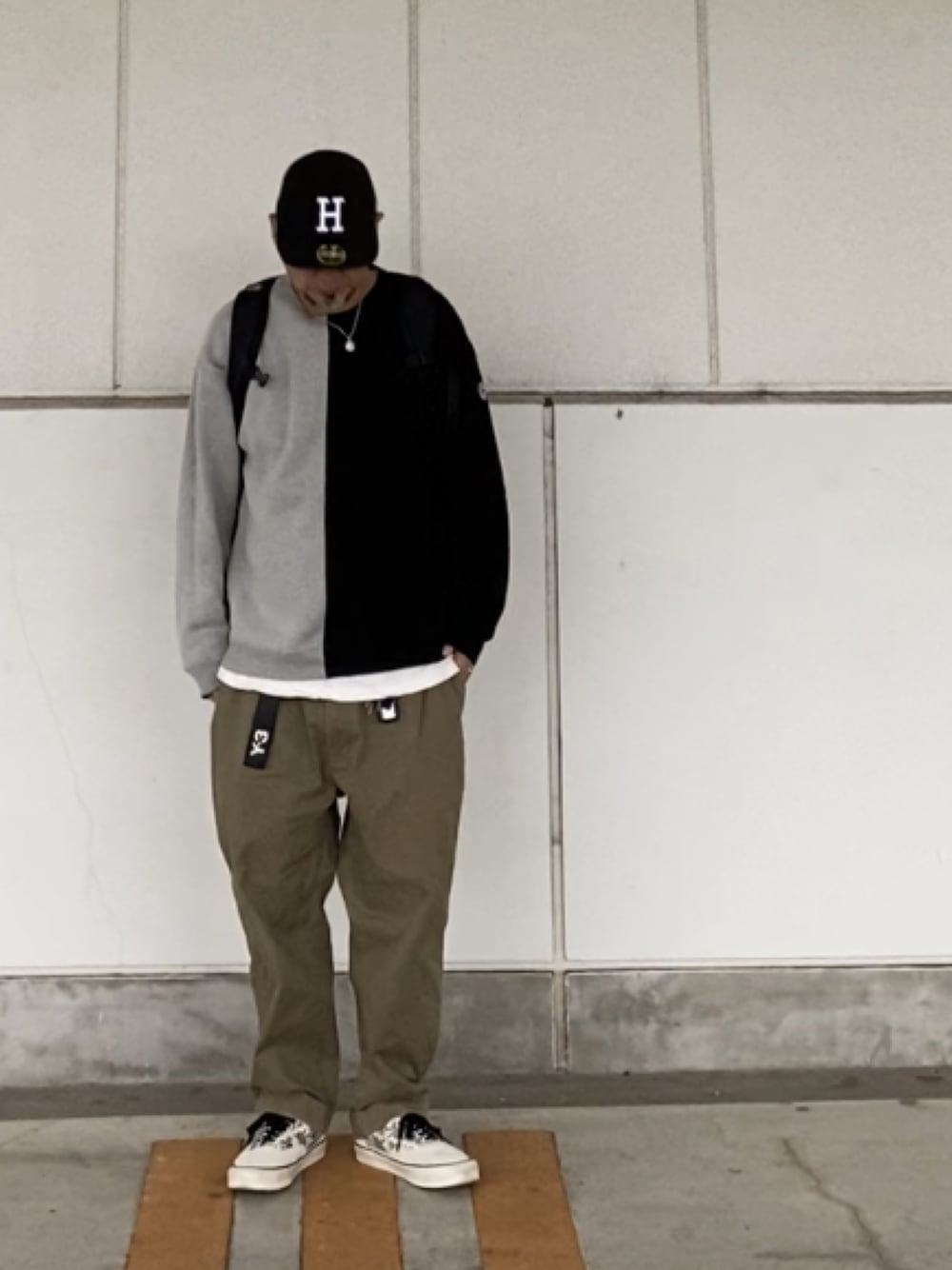 「キャップ、クルーネック、スエット、チノパン、ストリート、スケータースタイル、chari&co、HUF」｜「CHARI&COのCHARI&CO SPLIT CREWNECK SWEATS スウェット（スウェット、グレー系）」を使った、＝＝トム＝＝さん（メンズ・174cm）の秋コーディネートの1枚目の写真
