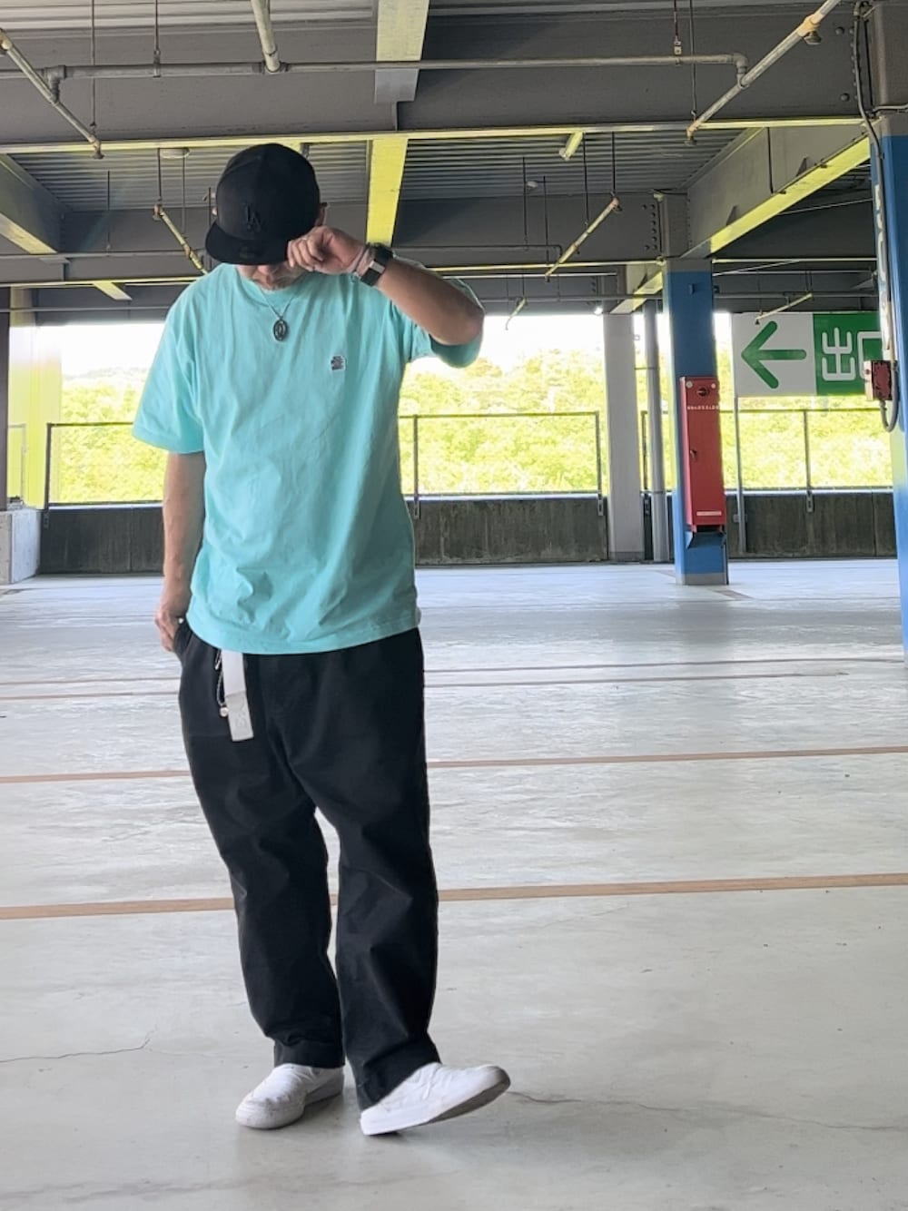 「キャップ、Tシャツ、チノパン、スリッポン、ストリート、スケータースタイル」｜「NEW ERAのニューエラ 59FIFTY キャップ MLB ロサンゼルス ドジャース NEWERA LOS ANGELES DODGERS（キャップ、ブラック系）」を使った、＝＝トム＝＝さん（メンズ・174cm）の春コーディネートの1枚目の写真