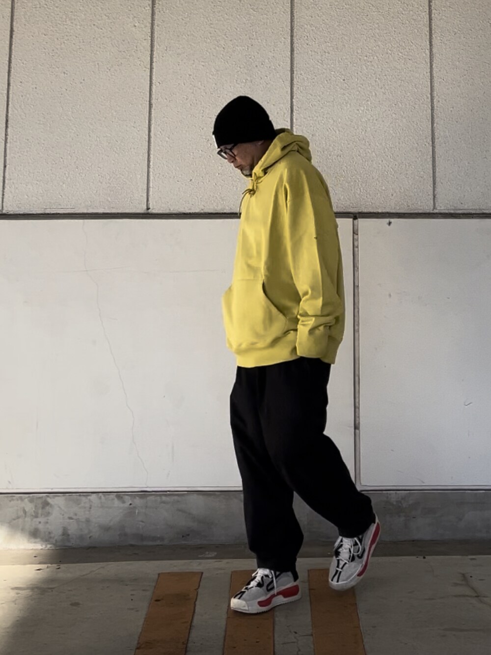 「新星WEARISTAにエントリー、メンズファッション、ストリート、イエロー、パーカー、ニット帽、Y-3、クリスマス」｜「Y-3の【Y-3 / ワイスリー】BEANIE（ニットキャップ/ビーニー、ブラック系）」を使った、＝＝トム＝＝さん（メンズ・174cm）の冬コーディネートの1枚目の写真