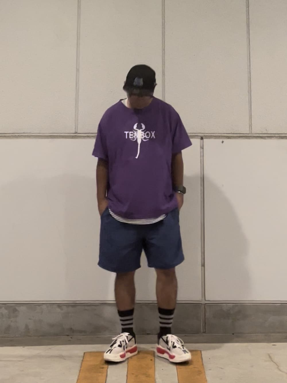 「キャップ、Tシャツ、パープル、短パン、靴下、スニーカー」｜「STUSSYのEmblem New Era Cap（キャップ、ブラック系）」を使った、＝＝トム＝＝さん（メンズ・174cm）の夏コーディネートの1枚目の写真