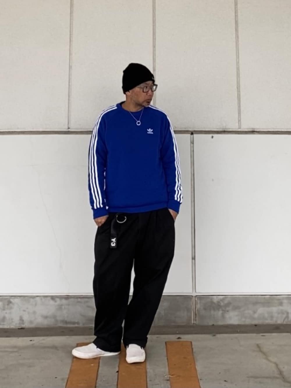 「ニット帽、スウェット、ワイドパンツ、スリッポン、ストリート、スケータースタイル、adidas、supreme、FAKIESTANCE、10匣」｜「Supreme のアイテム（ニットキャップ/ビーニー、ブラック系）」を使った、＝＝トム＝＝さん（メンズ・174cm）の秋コーディネートの1枚目の写真