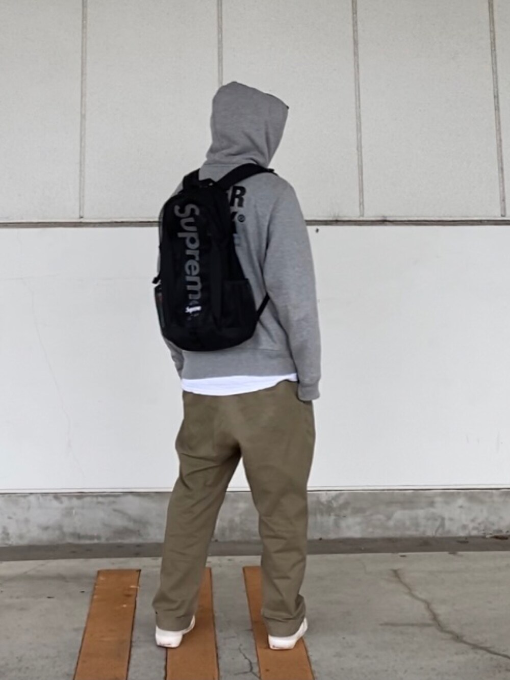 「リュック、チノパン、パーカー、supreme、バックスタイル、秋コーデ」｜「PAPERWORKのアイテム（パーカー、グレー系）」を使った、＝＝トム＝＝さん（メンズ・174cm）の秋コーディネートの1枚目の写真