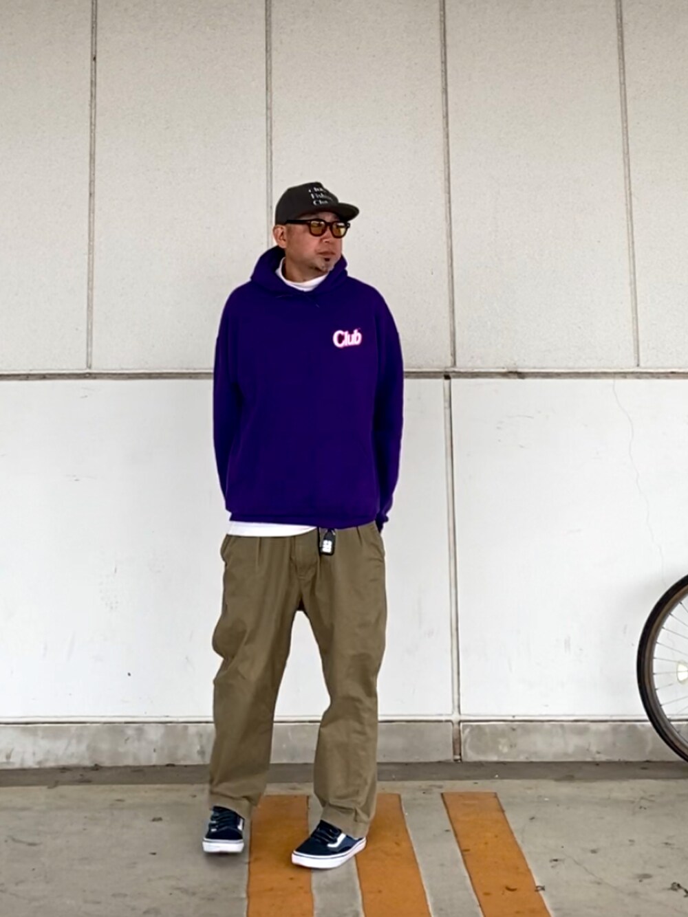「ボアキャップ、タートルネック、パーカー、チノパン、ベルクロ、ベルクロスニーカー、chaosfishingclub、antisocialsocialclub、HUF、clumsy.pictures、AlexanderLeeChang」｜「chaos fishing clubのアイテム（キャップ、グレー系）」を使った、＝＝トム＝＝さん（メンズ・174cm）の冬コーディネートの1枚目の写真