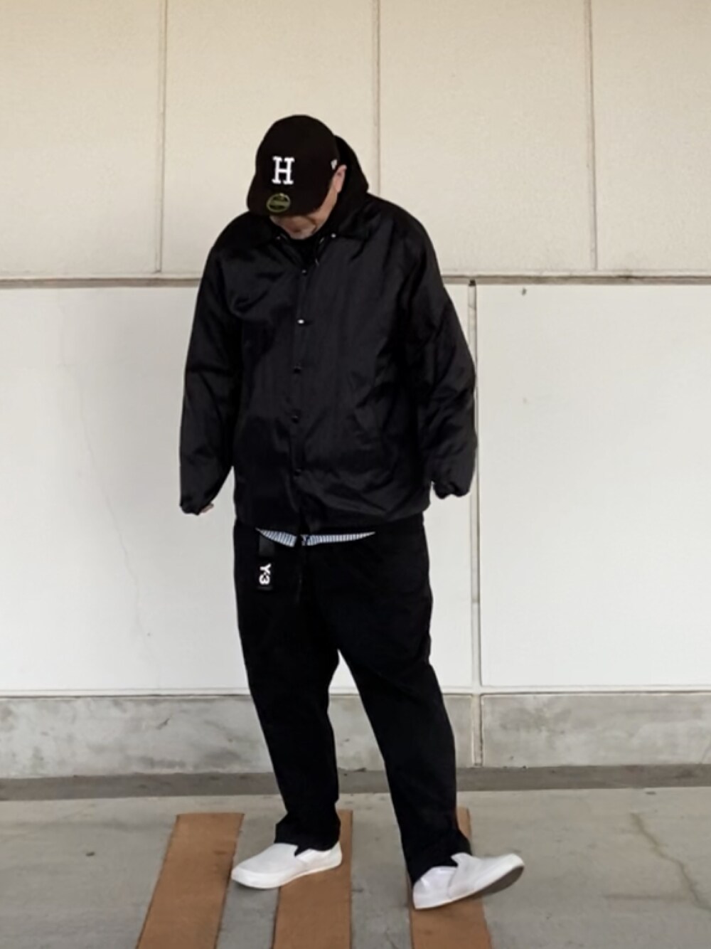 「私の推しブランド、10匣、キャップ、コーチジャケット、チノパン、スリッポン、HUF、ストリート、スケータースタイル」｜「HUFのアイテム（キャップ、ブラック系）」を使った、＝＝トム＝＝さん（メンズ・174cm）の冬コーディネートの1枚目の写真