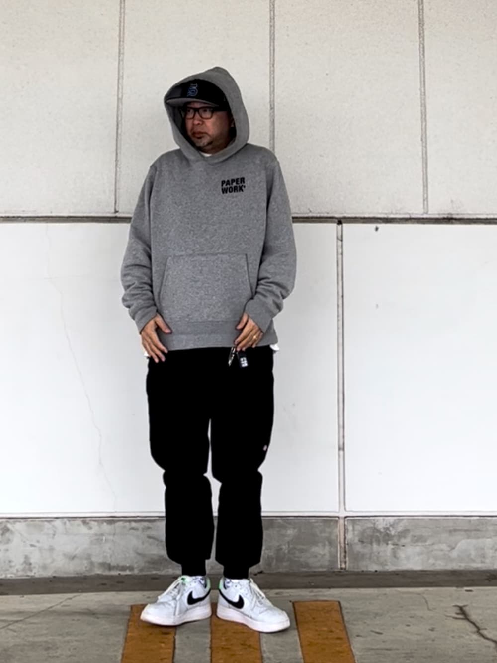 「キャップ、パーカー、ジョガーパンツ、AF1、stussy、PAPERWORK、stance socks、NIKE」｜「STUSSYのEmblem New Era Cap（キャップ、ブラック系）」を使った、＝＝トム＝＝さん（メンズ・174cm）の冬コーディネートの1枚目の写真