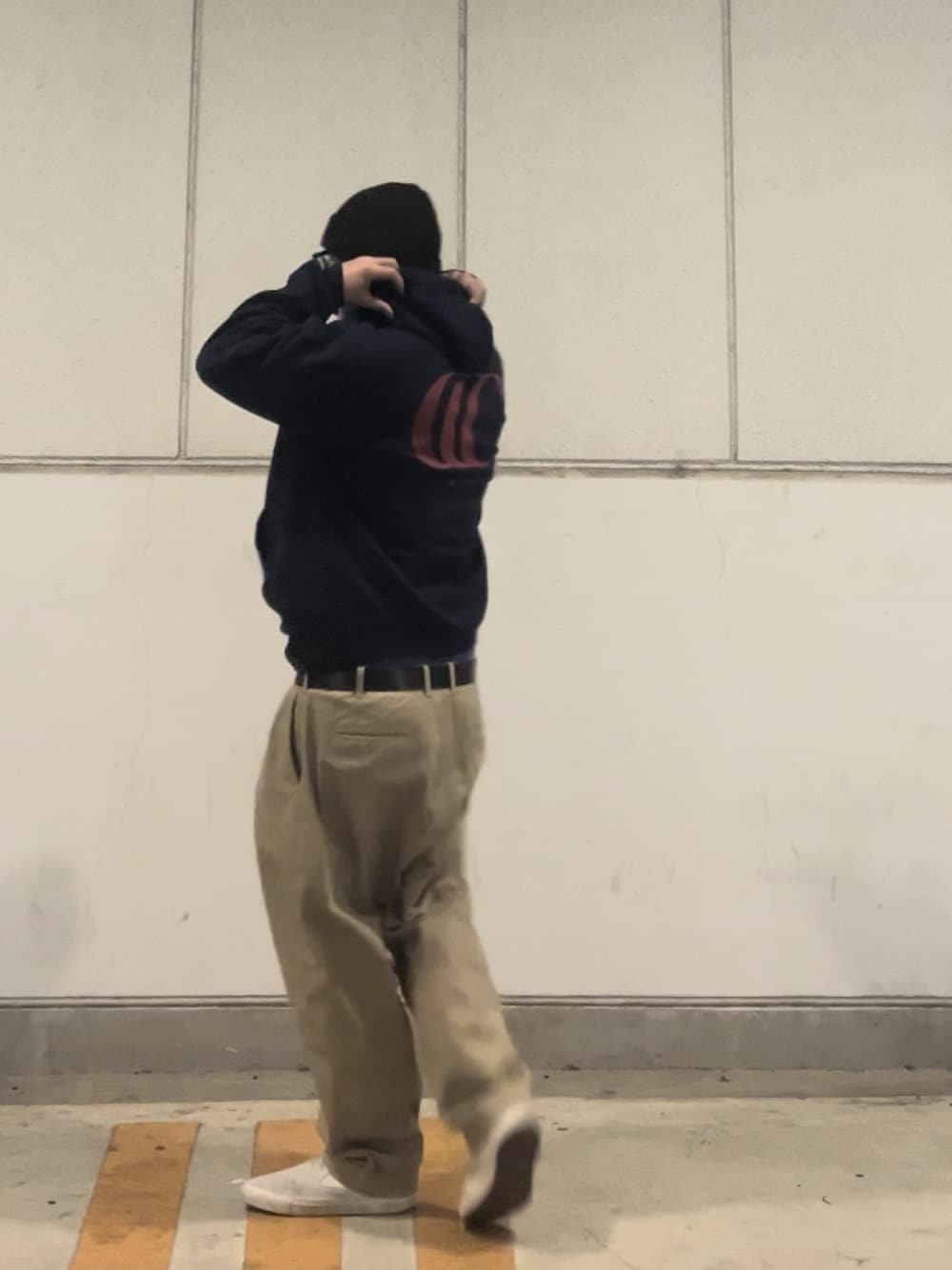 「冬を彩る色いろコーデ、ニット帽、パーカー、チノパン、スリッポン」｜「Y-3の【Y-3 / ワイスリー】BEANIE（ニットキャップ/ビーニー、ブラック系）」を使った、＝＝トム＝＝さん（メンズ・174cm）の冬コーディネートの1枚目の写真
