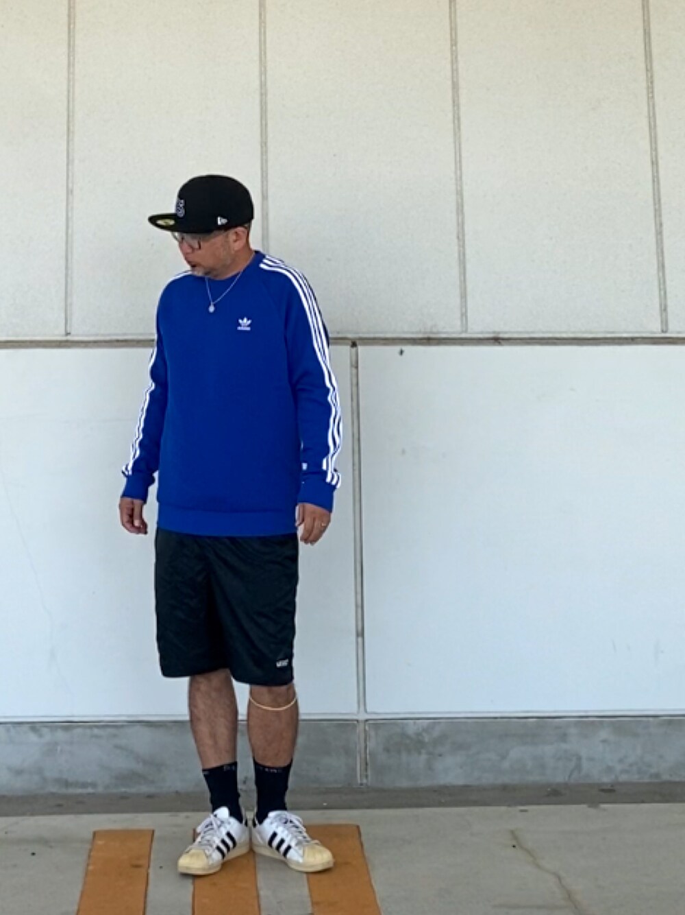 「休日コーデ、スエット、ブルー、短パン、ソックス、スーパースター、スーパースター80's、adidas」｜「STUSSYのEmblem New Era Cap（キャップ、ブラック系）」を使った、＝＝トム＝＝さん（メンズ・174cm）の秋コーディネートの1枚目の写真