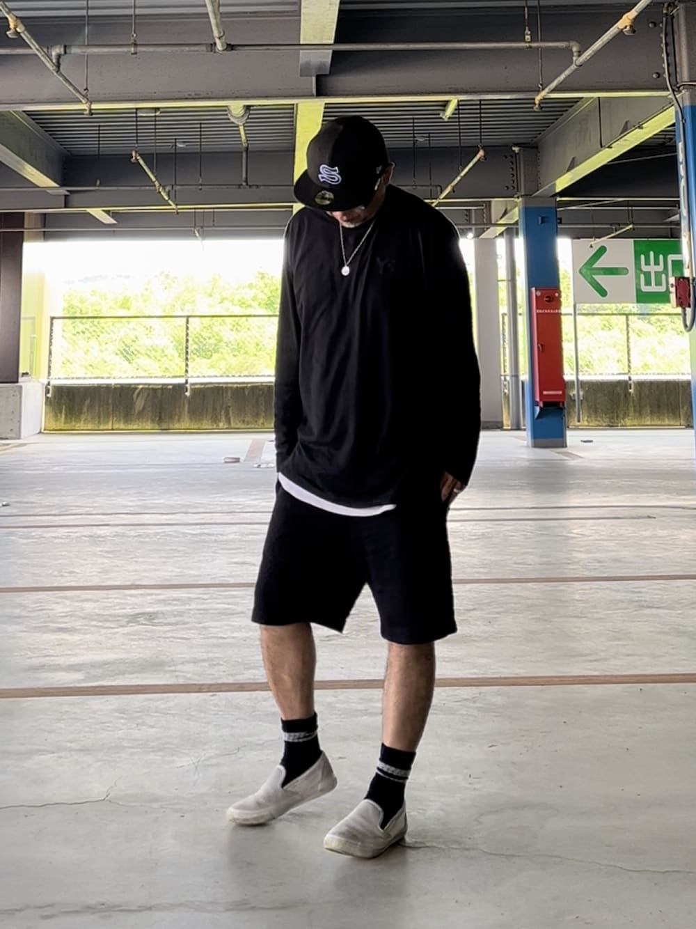 「ごきげんウィーク、キャツプ、ロンT、タンパンスタイル、短パン、ソックス、モノトーン、ストリート」｜「STUSSYのEmblem New Era Cap（キャップ、ブラック系）」を使った、＝＝トム＝＝さん（メンズ・174cm）の春コーディネートの1枚目の写真