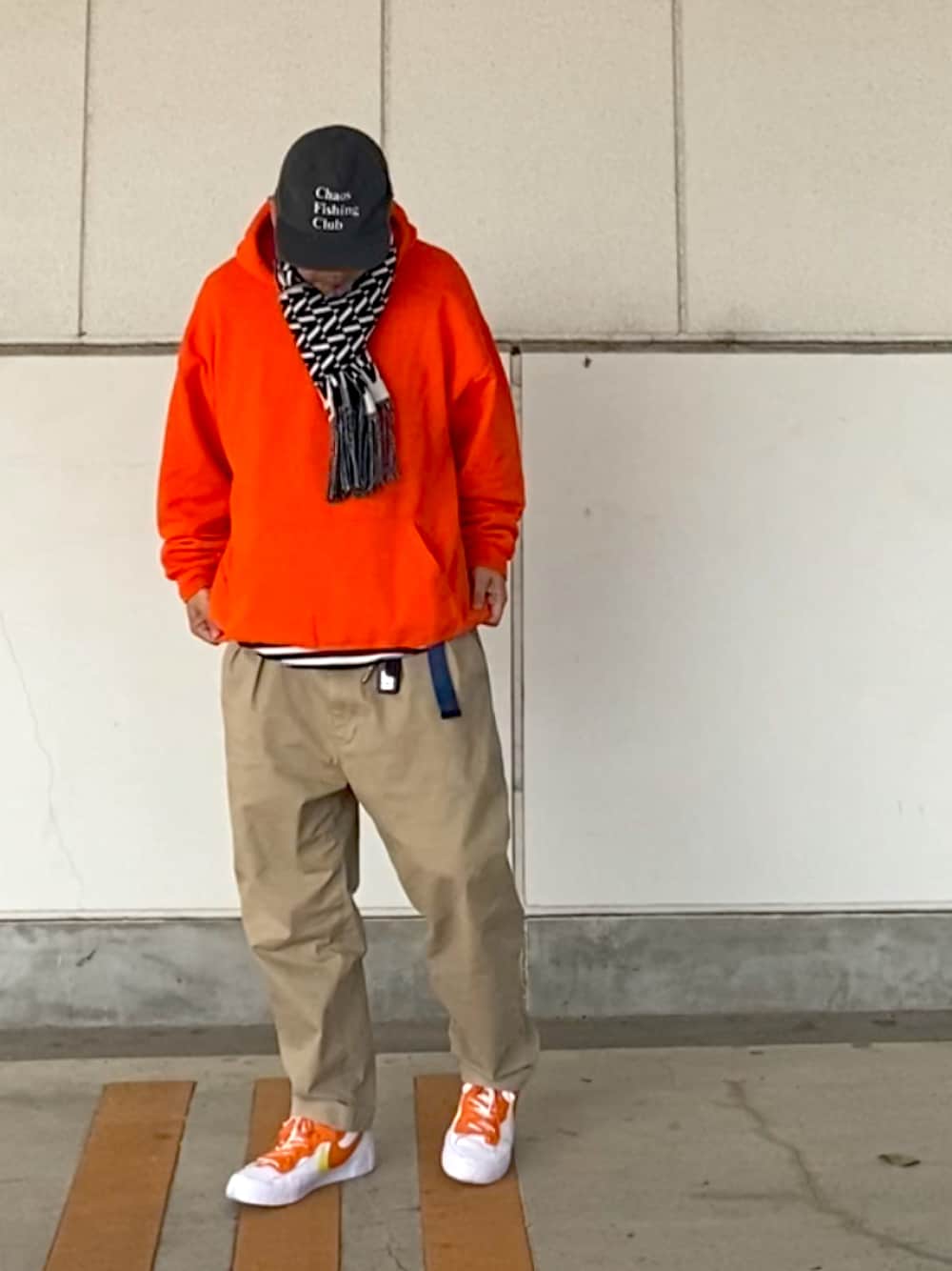 「フリースキャップ、マフラー、パーカー、チノパン、ガチャベルト、chaosfishingclub、valentino、Revo.、HUF、NIKE×sacai」｜「chaos fishing clubのアイテム（キャップ、グレー系）」を使った、＝＝トム＝＝さん（メンズ・174cm）の冬コーディネートの1枚目の写真