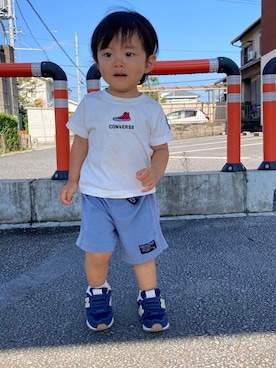 「CONVERSE（コンバース）のアイテム（Tシャツ/カットソー、ホワイト系）」を使った、haruzooさん（キッズ）の秋コーディネート