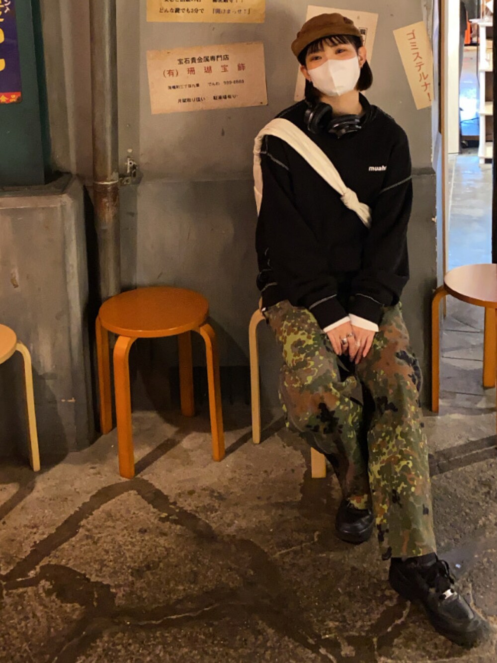 「未来のWEARISTAプロジェクト、メンズライク、ミリタリーコーデ、カーキ、軍パン、韓国ブランド、古着、used」｜「muahmuahの『muah muah/ムーアムーア』SIGNATURE LOGO LINE LOWER MTM/シグネチャー ロゴライン ロワー MTM スウェットシャツ トレーナー（スウェット、ブラック系）」を使った、aicaさん（レディース・162cm）の秋コーディネートの1枚目の写真