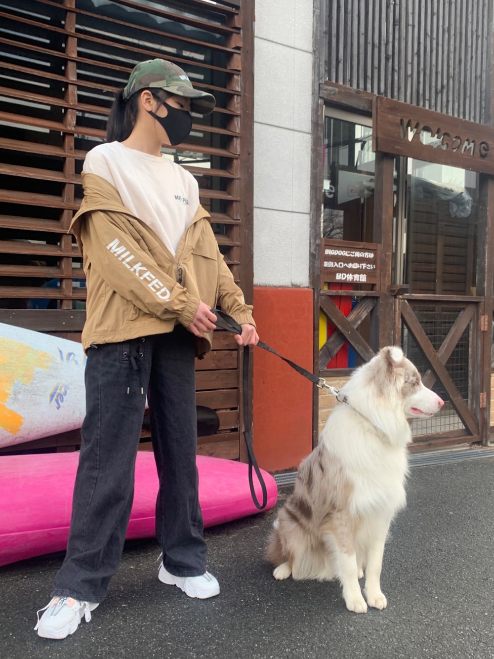 「ブルゾン、カモフラ、中学生コーデ、ジュニアコーデ、デニム、白スニーカー、キャップ、MILKFED.、ANAPGIRL、INGNI」｜「ANAP GｉRLのサイドスピンドルワイドパンツ（デニムパンツ、ブラック系）」を使った、RINKA&REIさん（レディース・157cm）の冬コーディネートの1枚目の写真