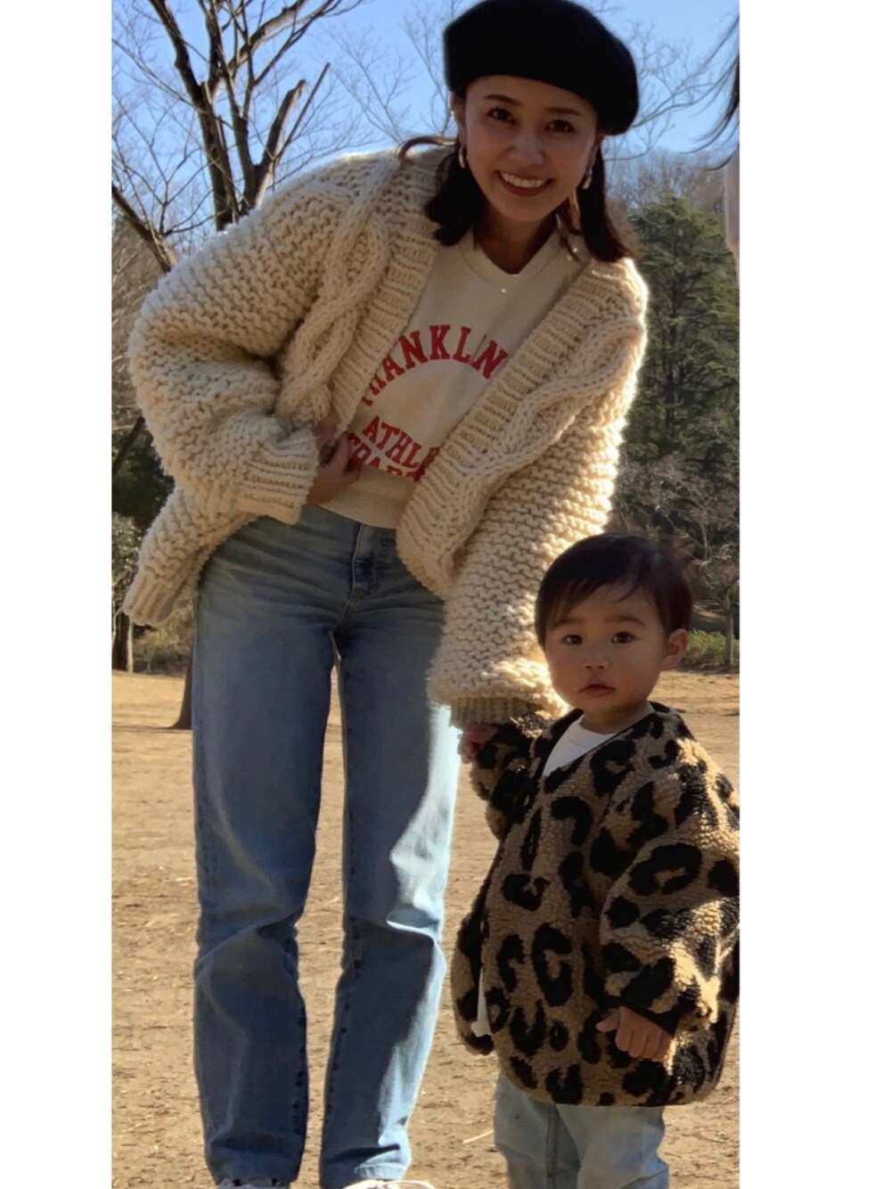 「カジュアル」｜「FREAK'S STOREのHEAVYショートロゴスウェット（スウェット、ホワイト系）」を使った、MARI.Hさん（レディース・162cm）の冬コーディネートの1枚目の写真