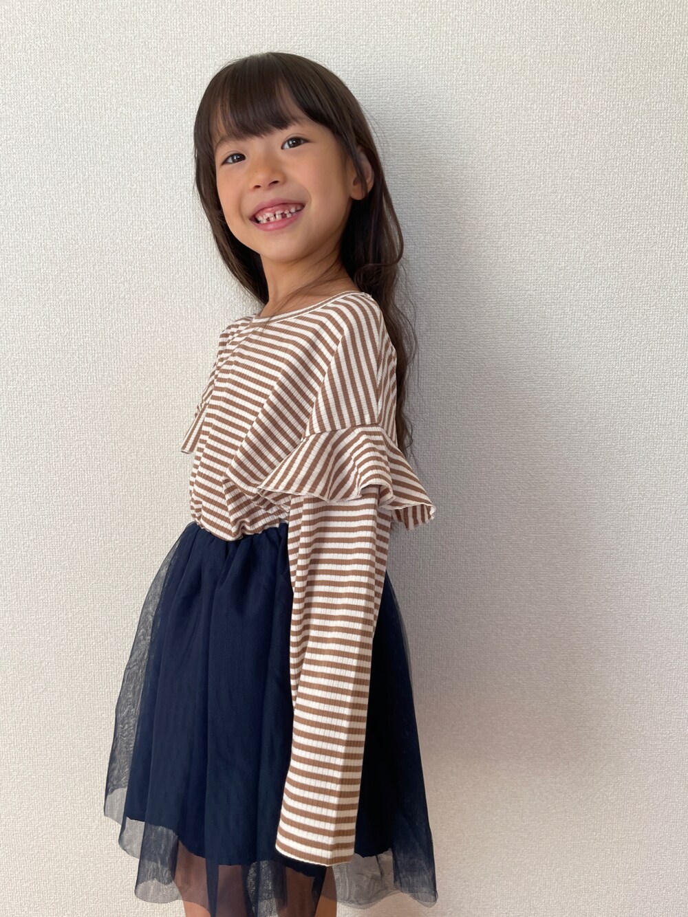 「秋冬コーデ、プチプラ、ボーダー、フリル、ワンピース、チュール、女の子、女の子コーデ、キッズコーデ」｜「Bee des Beeのチュール切替えワンピ（ワンピース、ブラウン系）」を使った、haru.mii.ariさん（キッズ・110cm）の秋コーディネートの1枚目の写真
