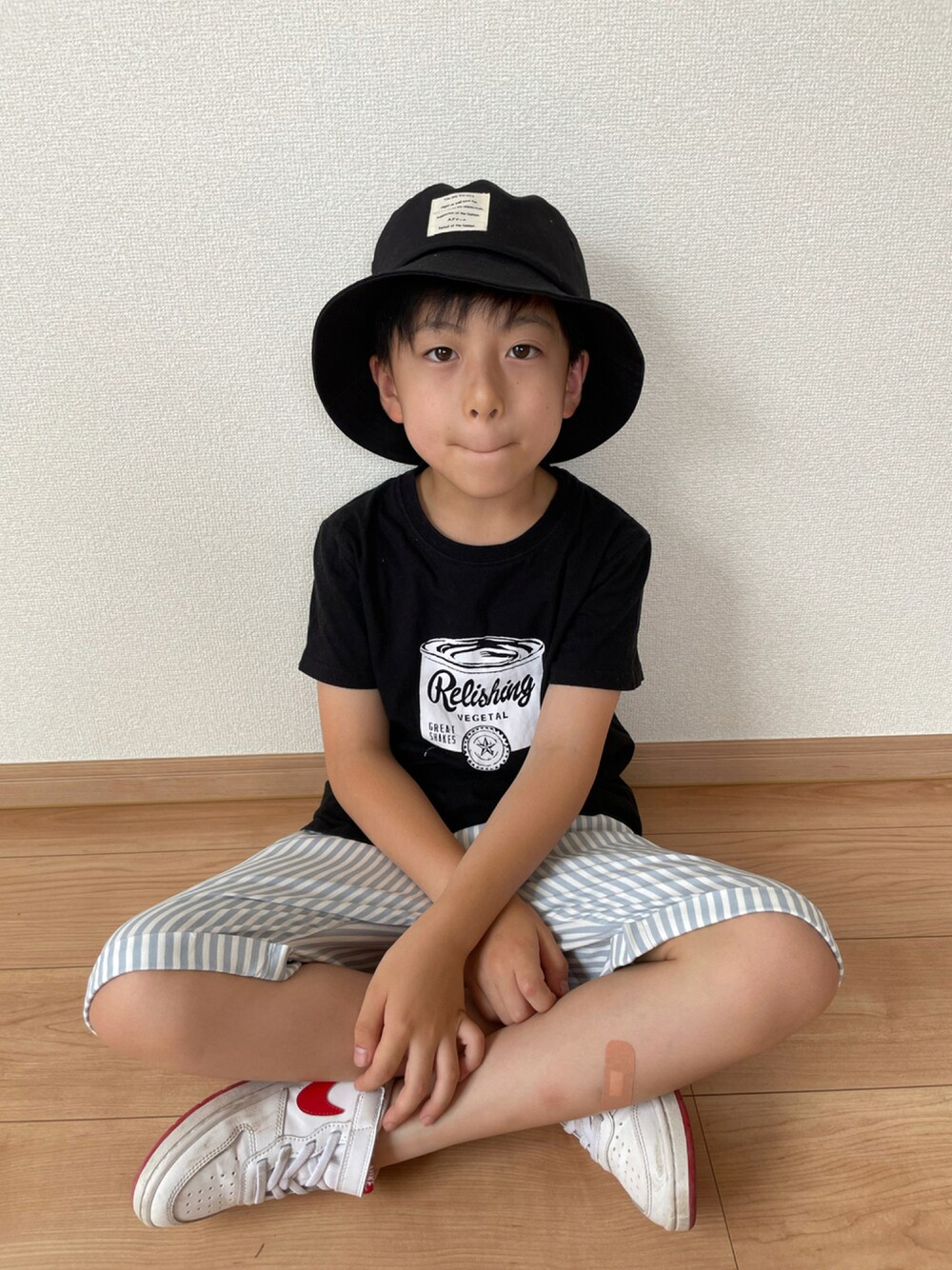 「ハイカットスニーカー、ショートパンツ、夏コーデ、夏だ！Tシャツ着よう！、韓国子供服、ボーダー、キッズコーデ、キッズファッション、男の子、バケットハット」｜「Bee des Beeのアイテム（Tシャツ/カットソー、ブラック系）」を使った、haru.mii.ariさん（キッズ・110cm）の夏コーディネートの1枚目の写真