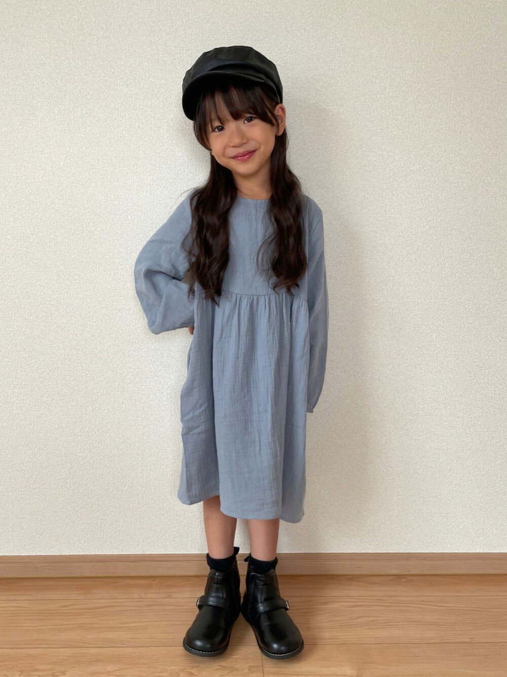 「レザー、キッズコーデ、韓国子供服、女の子、甘辛mix、女の子コーデ、おんなのこ、ガーゼワンピース、キッズファッション、秋トレンド2021」｜「Bee des Beeの長袖ワンピース（ワンピース、ブルー系）」を使った、haru.mii.ariさん（キッズ・110cm）の秋コーディネートの1枚目の写真