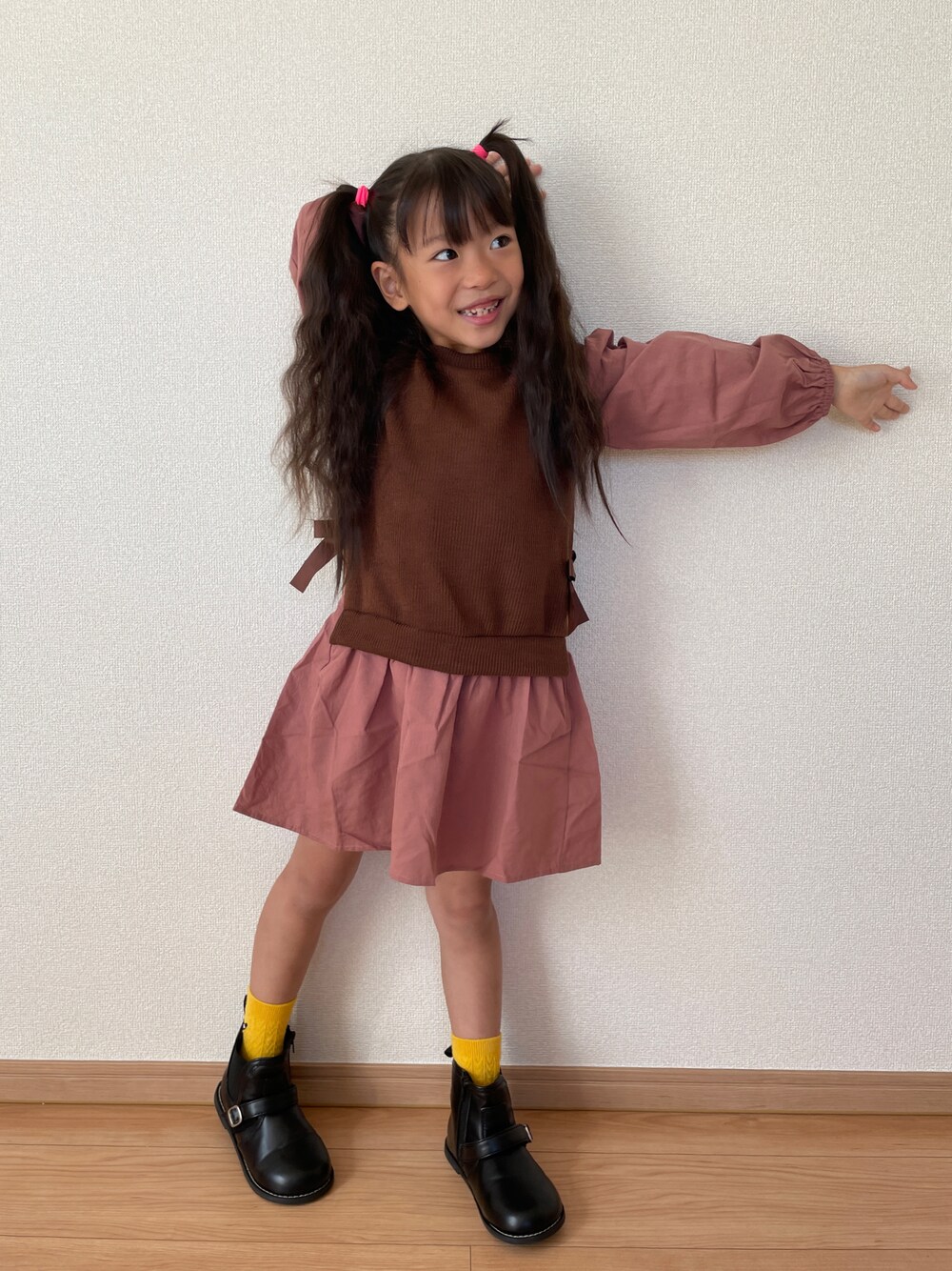 「秋冬コーデ、キッズコーデ、キッズファッション、ワンピース、女の子、おんなのこ、女の子コーデ、プチプラ、ブーツ」｜「Bee des Beeの長袖ワンピース（ワンピース、ブラウン系）」を使った、haru.mii.ariさん（キッズ・110cm）の秋コーディネートの1枚目の写真