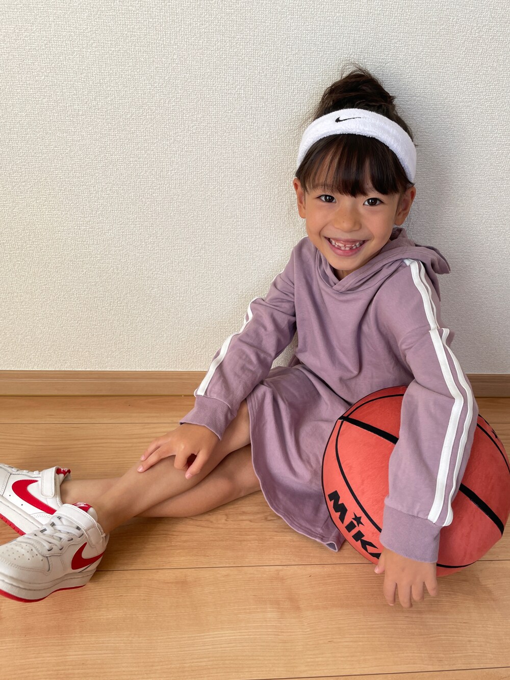 「秋冬コーデ、カジュアルコーデ、休日スタイル、スニーカーコーデ、プチプラ、NIKE、ボリューム袖、スポーツミックス」｜「Bee des Beeのライン入りパーカーワンピ（ワンピース、パープル系）」を使った、haru.mii.ariさん（キッズ・110cm）の秋コーディネートの1枚目の写真
