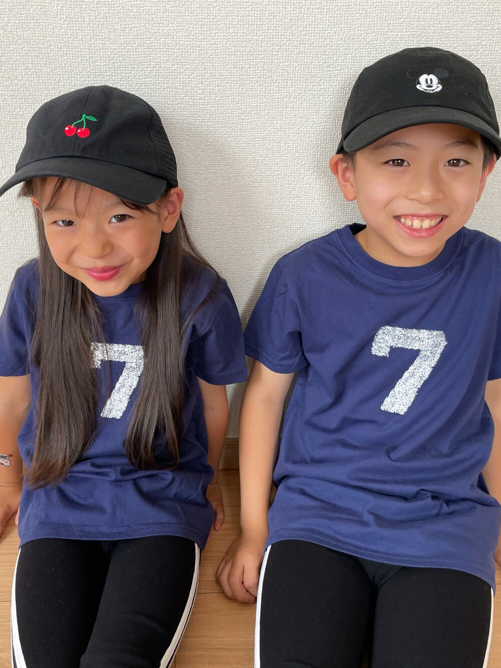 「キッズコーデ、兄妹コーデ、リンクコーデ、夏コーデ、休日スタイル、プチプラ、夏だ！Tシャツ着よう！、韓国子供服、兄妹リンクコーデ」｜「Bee des Beeのラインレギンス（レギンス/スパッツ、ブラック系）」を使った、haru.mii.ariさん（キッズ・110cm）の夏コーディネートの1枚目の写真