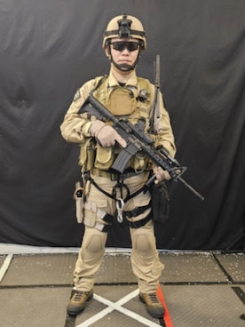 「アイテム（ヘアアクセサリー）」を使った、Leo Yeungさん（メンズ・168cm）の秋コーディネート