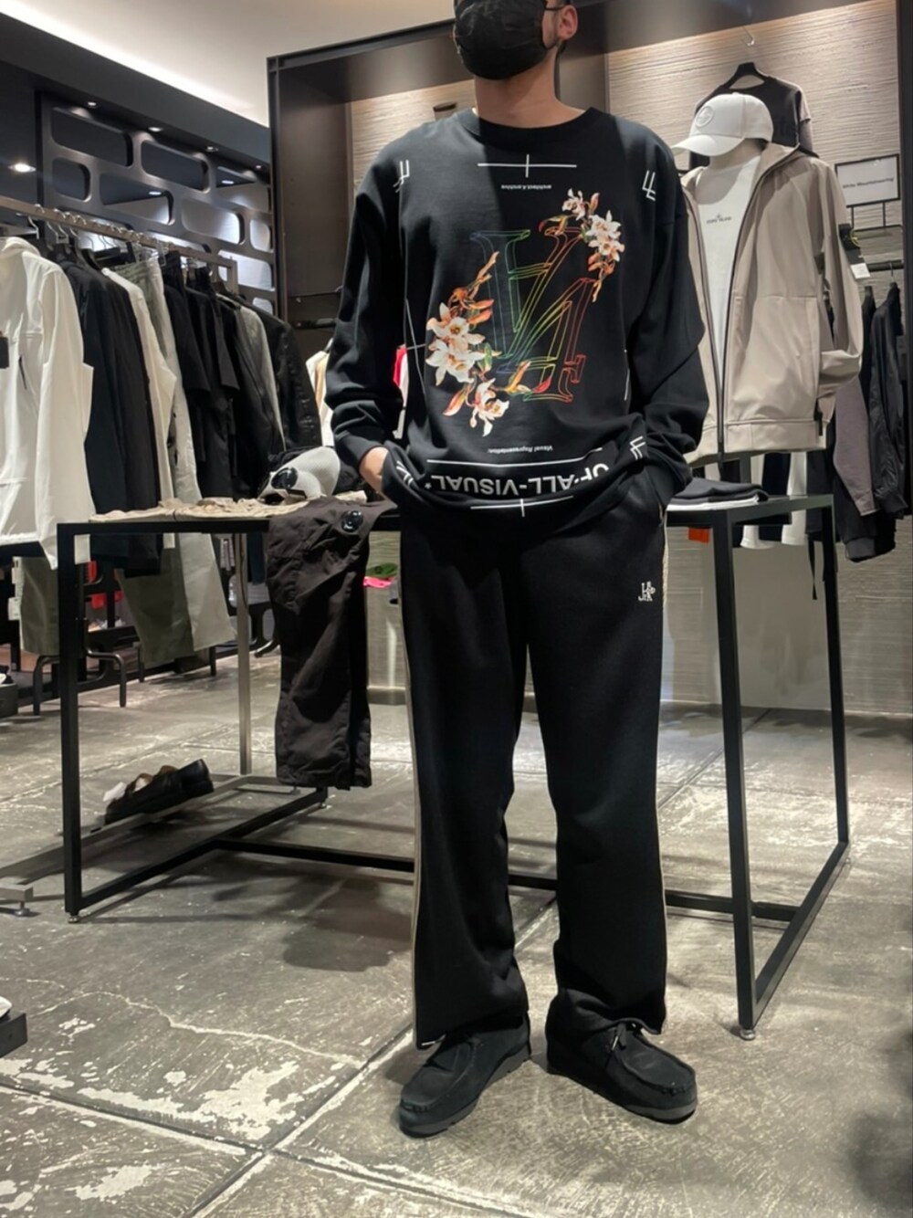 ブラック系のパンツ、ブラック系のTシャツ/カットソーを着用したメンズの春コーディネートの1枚目の写真