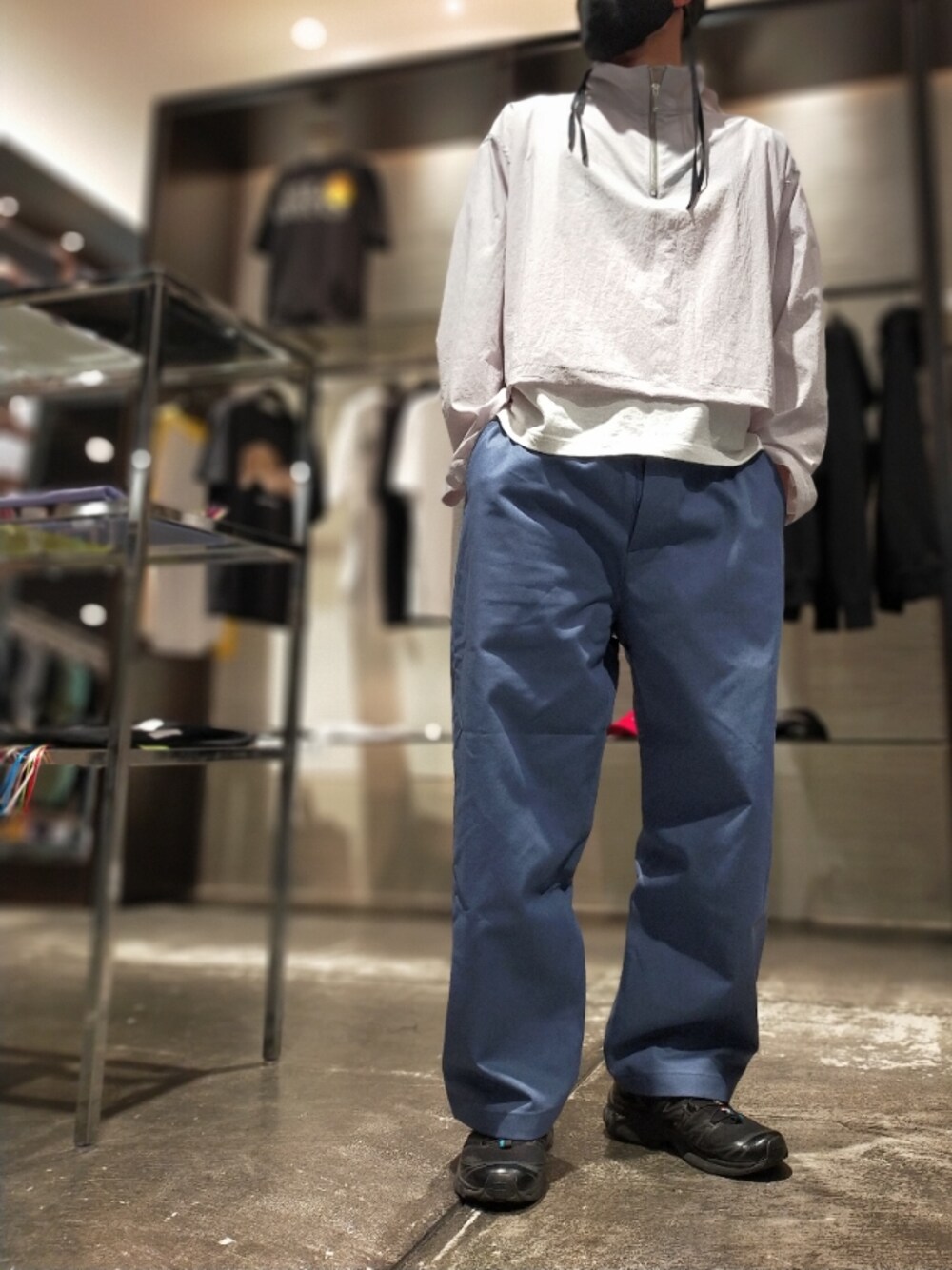 ブルー系のチノパンツ、シルバー系のトップスを着用したメンズの夏コーディネートの1枚目の写真