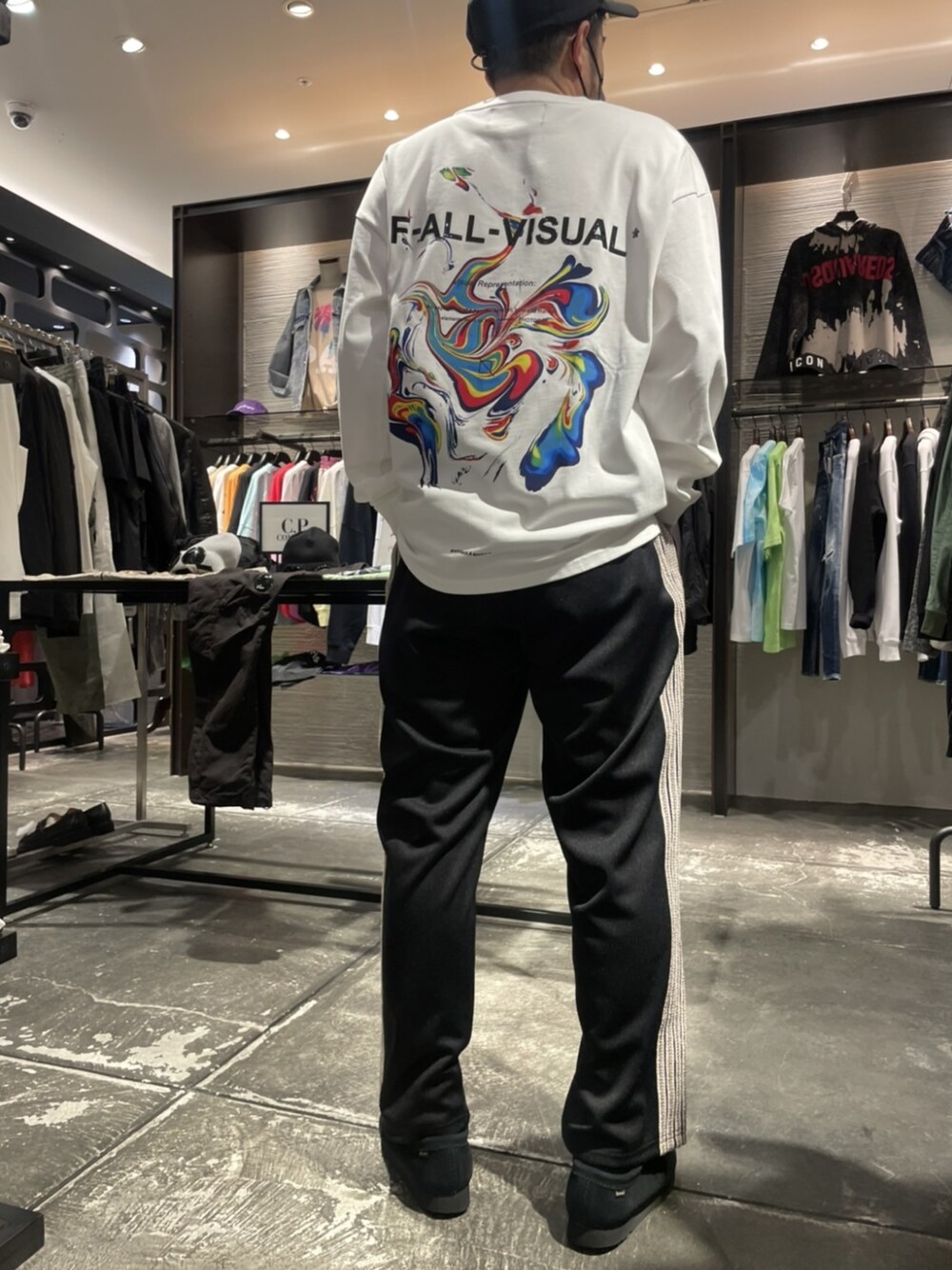 ブラック系のパンツ、ホワイト系のTシャツ/カットソーを着用したメンズの春コーディネートの1枚目の写真