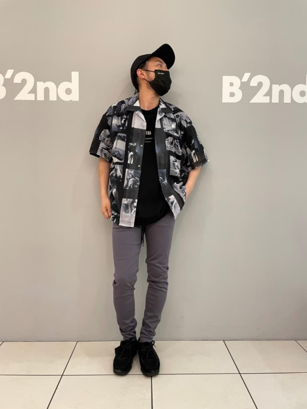 「休日スタイル、ゆるコーデ、メンズコーデ、春夏コーデ、大人コーデ」｜「A4AのA4A/エーフォーエー/PHOTO ORGANDT SHIRTS（シャツ/ブラウス、ブラック系）」を使った、minamiさん（メンズ・173cm）の春コーディネートの1枚目の写真