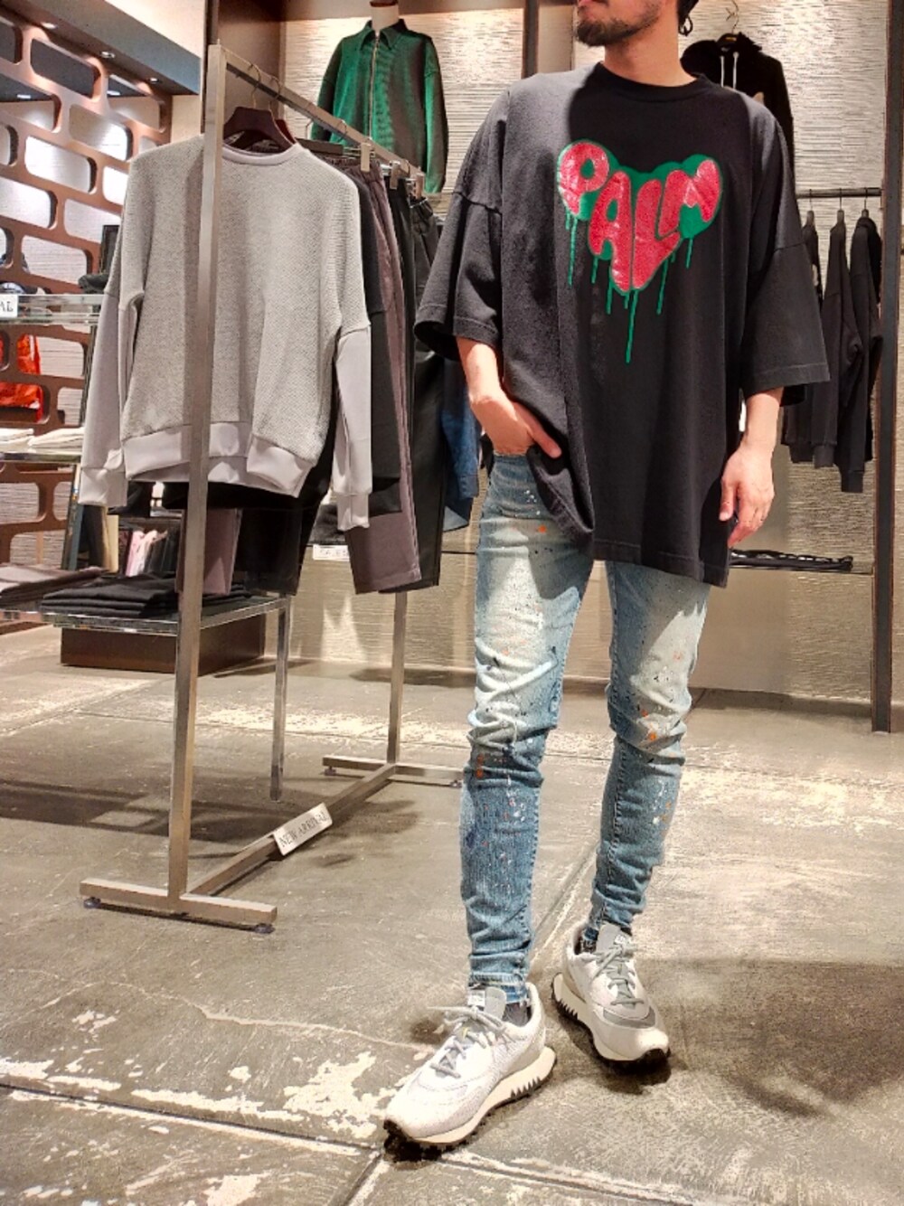 ブルー系のデニムパンツ、ブラック系のTシャツ/カットソー、ホワイト系のスニーカーを着用したメンズの秋コーディネートの1枚目の写真